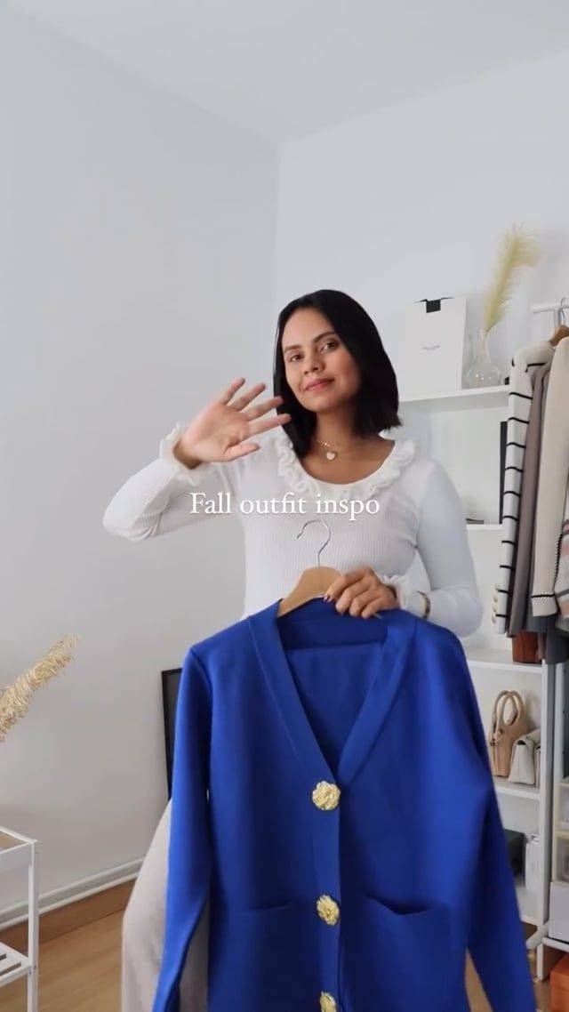 Ensemble cardigan et pantalon en tricot avec poches plaquées et boutons dorés en bleu roi