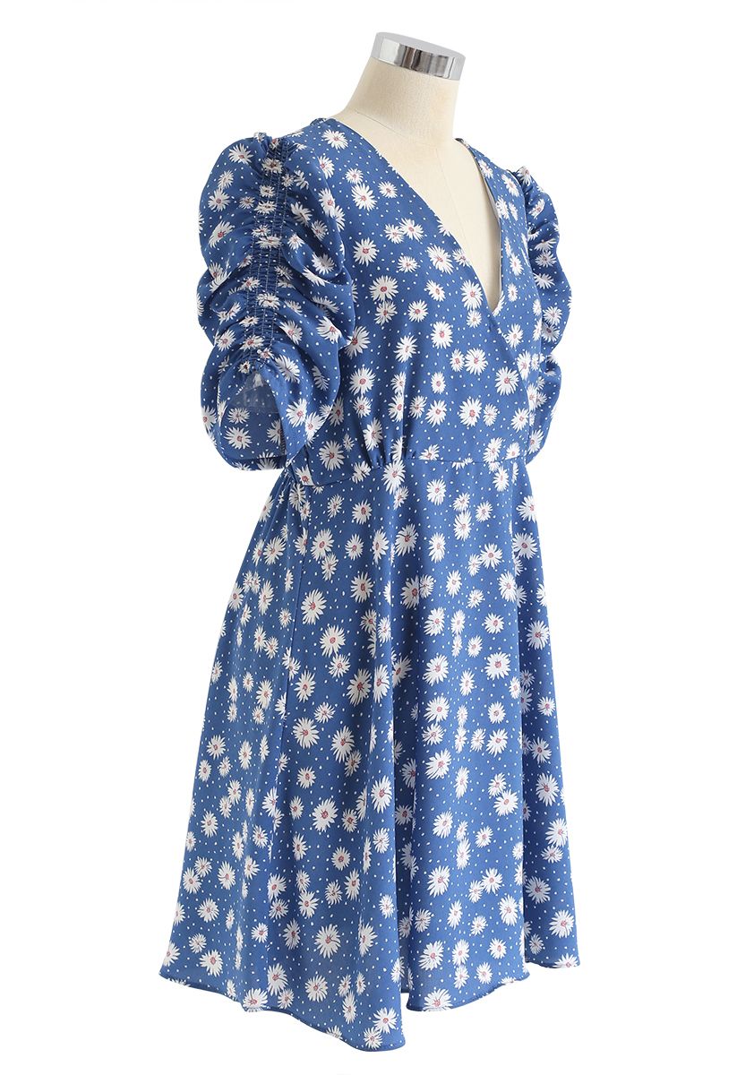 Robe mi-longue enveloppée à imprimé marguerites en bleu