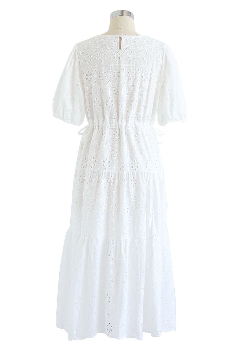 Robe mi-longue évasée brodée de fleurs à œillets en zigzag en blanc