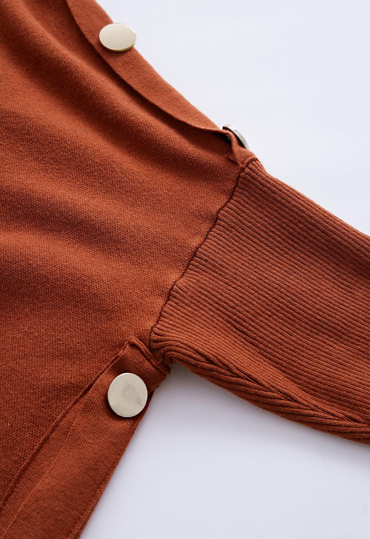 Poncho en tricot à col haut et rabat boutonné sur le côté en caramel