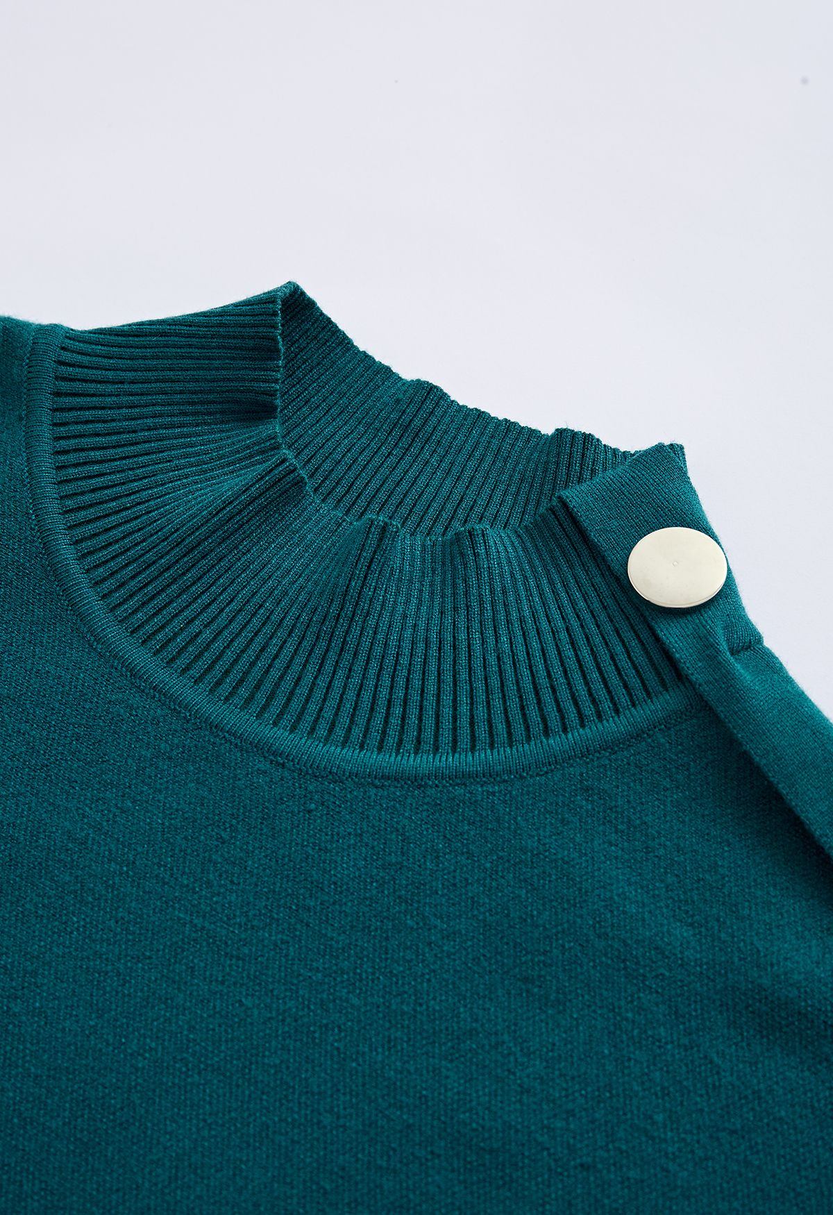 Poncho en tricot à col haut et rabat boutonné sur le côté en turquoise