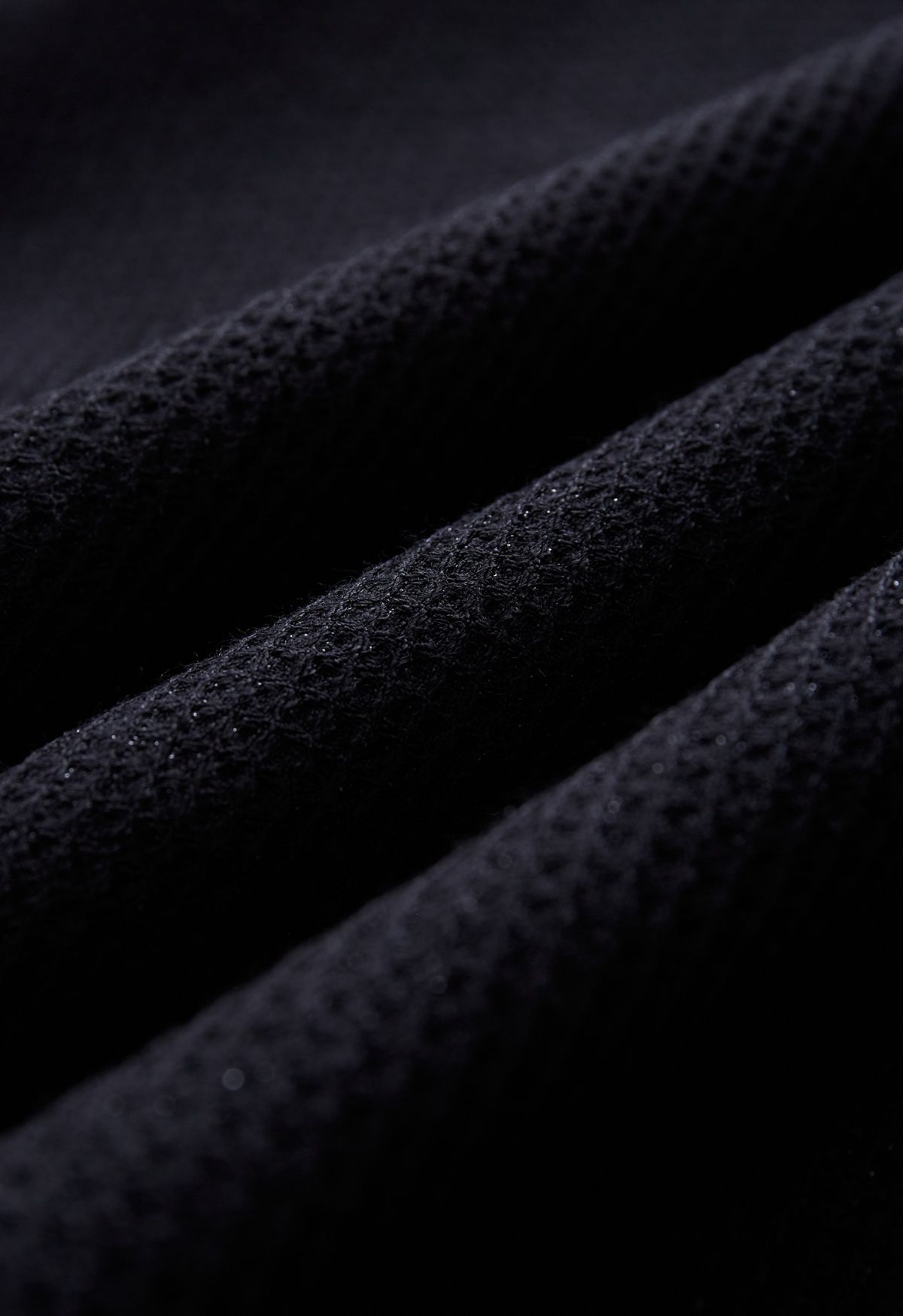 Jupe mi-longue trapèze texturée gaufrée en noir