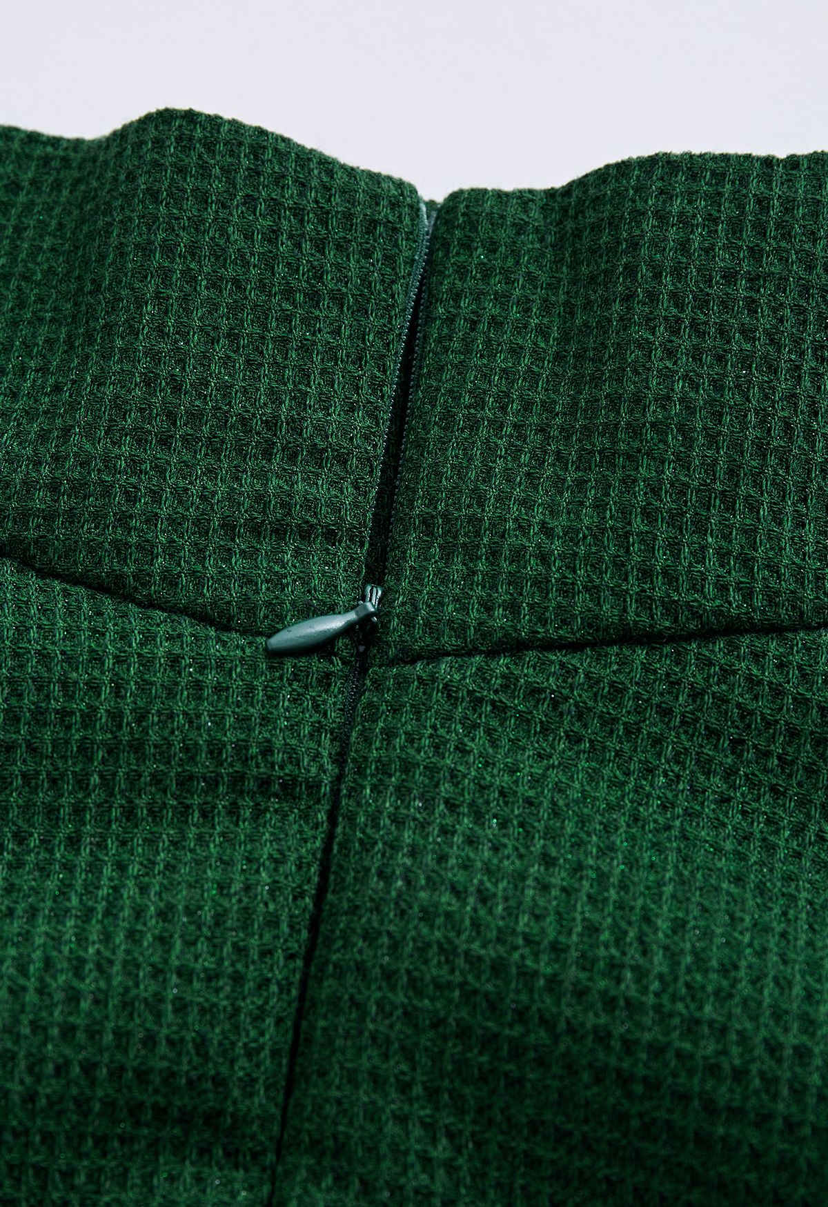 Jupe mi-longue trapèze texturée gaufrée en vert foncé