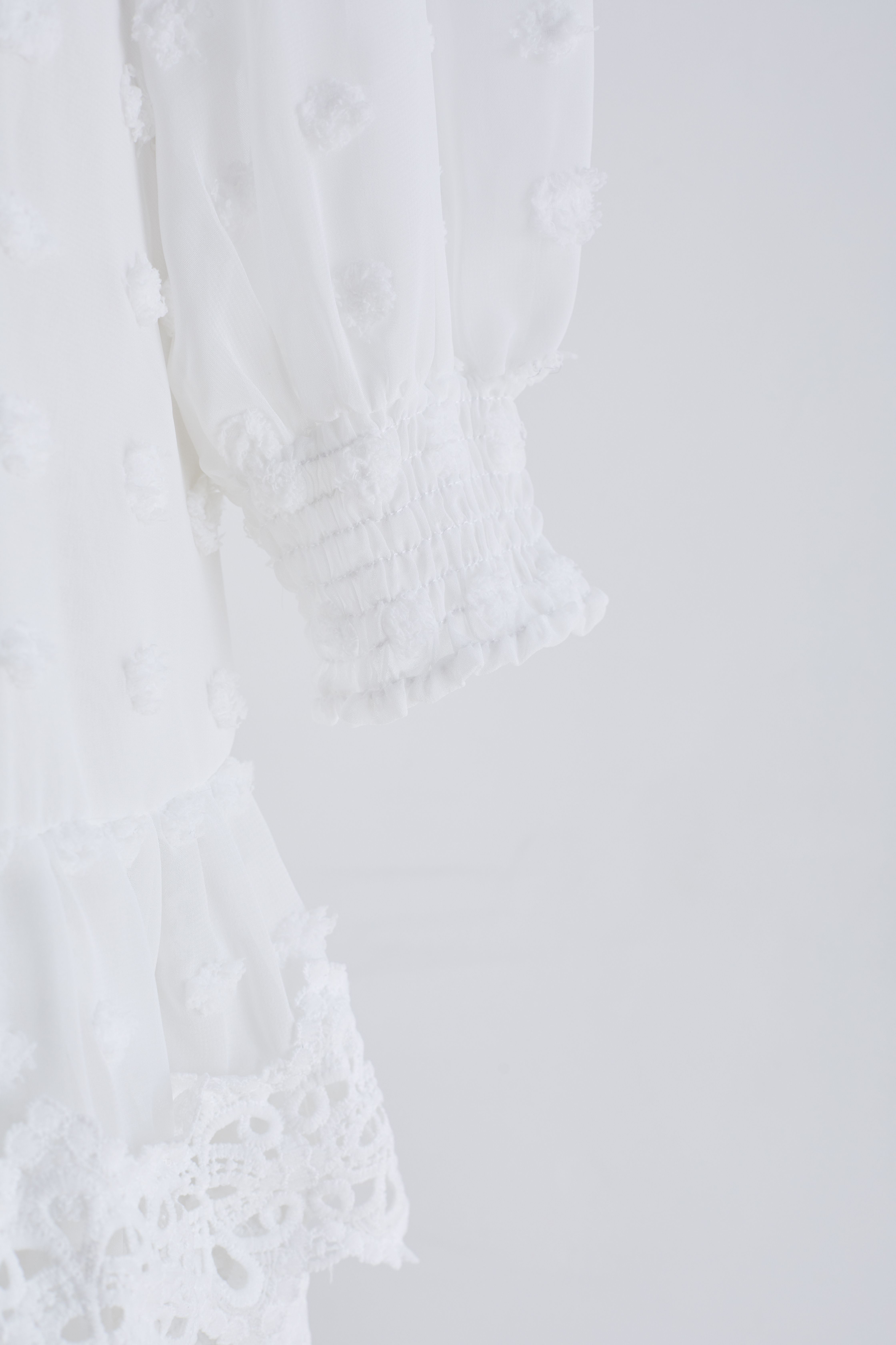 Cotton Candy - Robe mi-longue transparente à bords crochetés en blanc