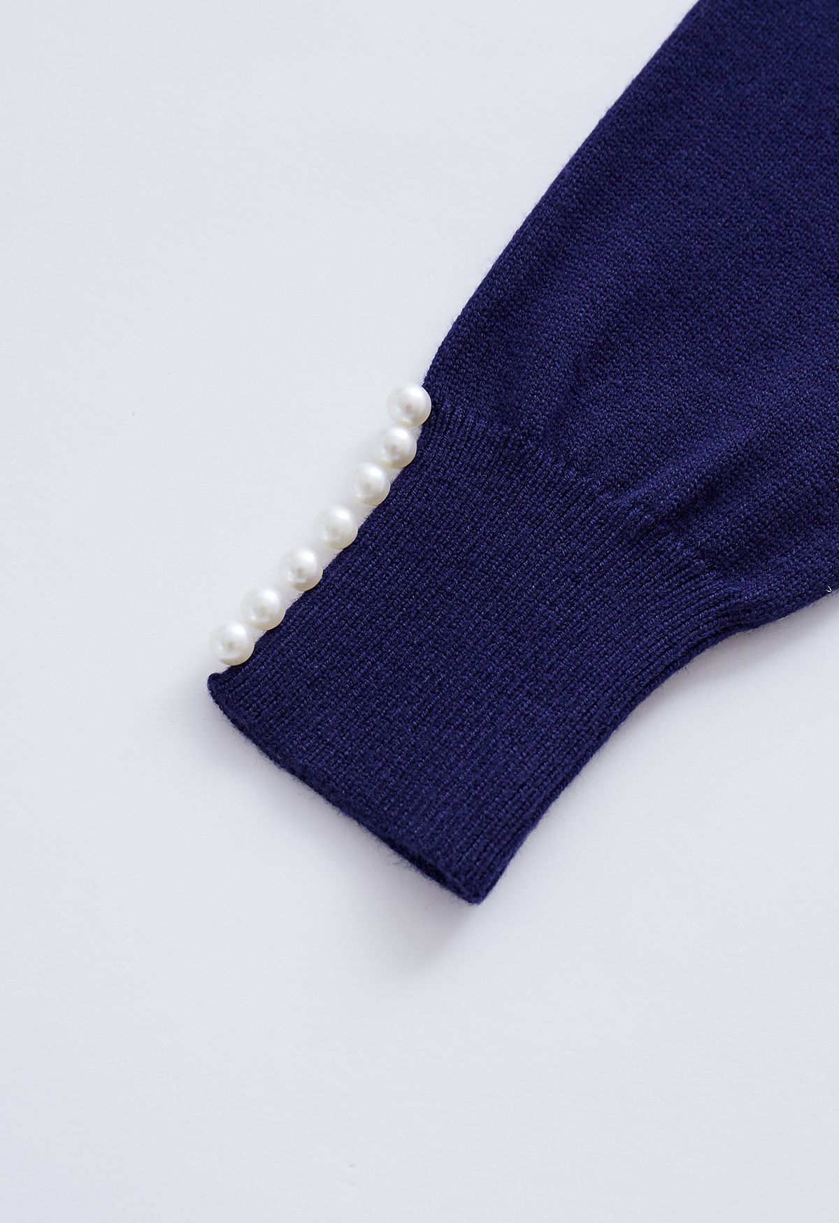 Haut en tricot doux bordé de perles en bleu marine