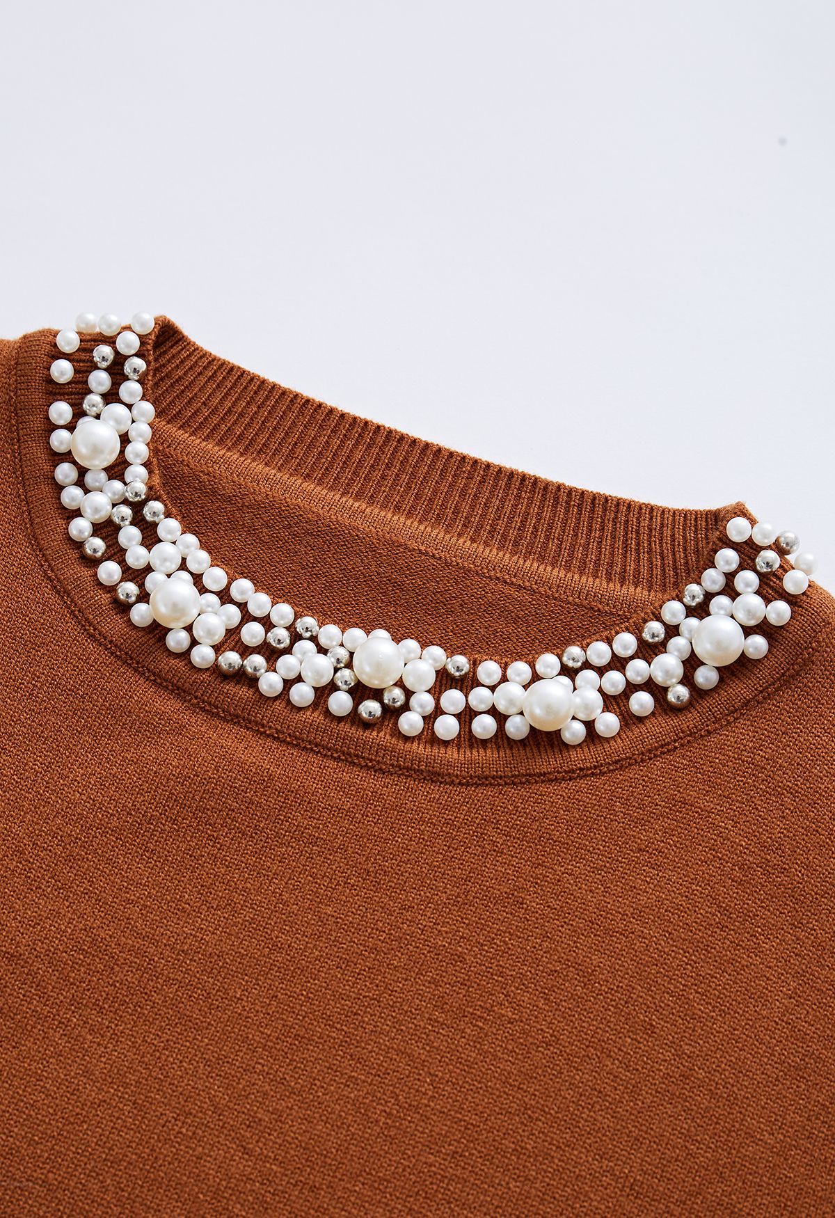 Haut en tricot doux bordé de perles en caramel