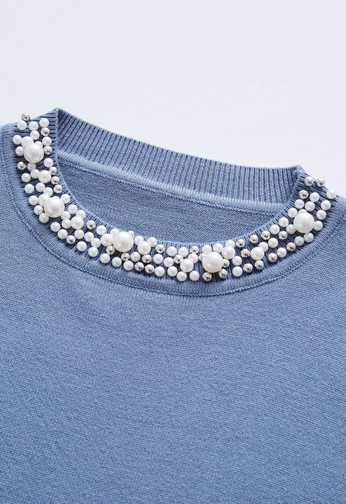 Haut en tricot doux bordé de perles en bleu poussiéreux