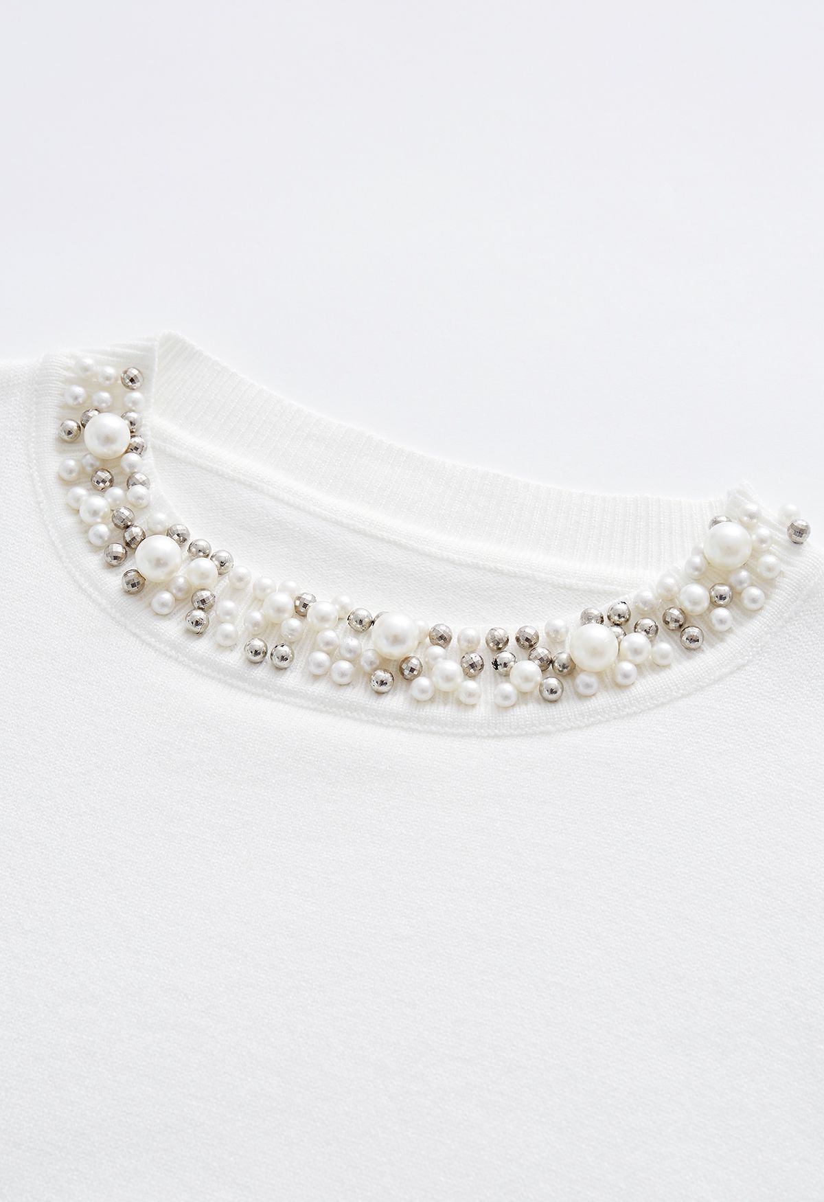 Haut en tricot doux bordé de perles en blanc