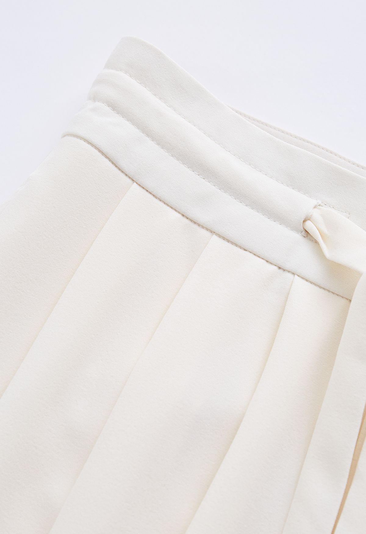 Pantalon large à taille avec cordon de serrage et détails plissés en crème