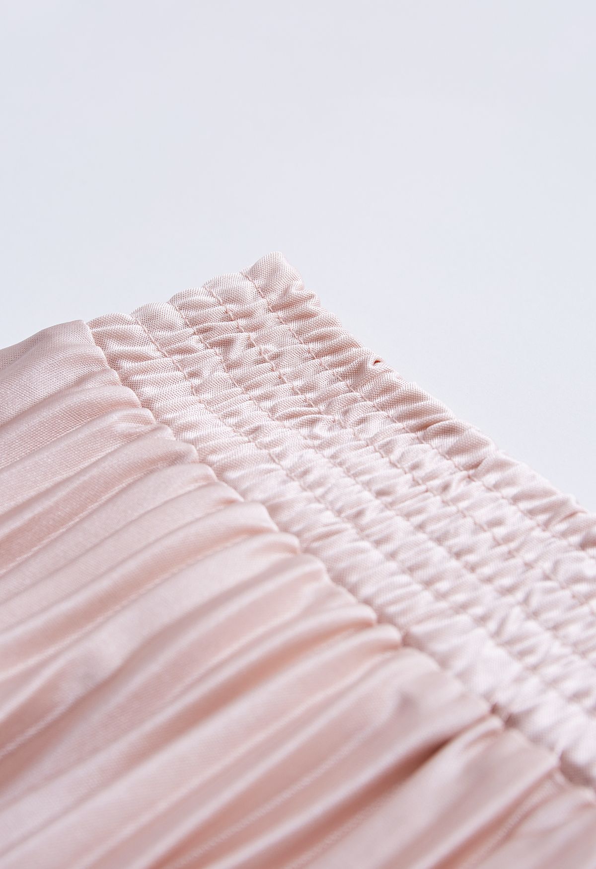 Jupe longue plissée brillante en rose nude