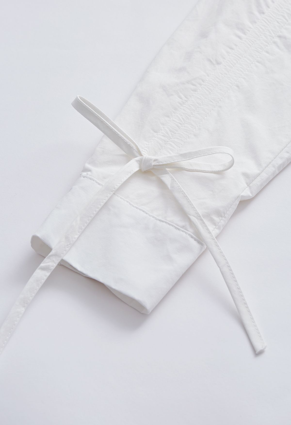 Chemise boutonnée en coton à manches avec cordon de serrage en blanc