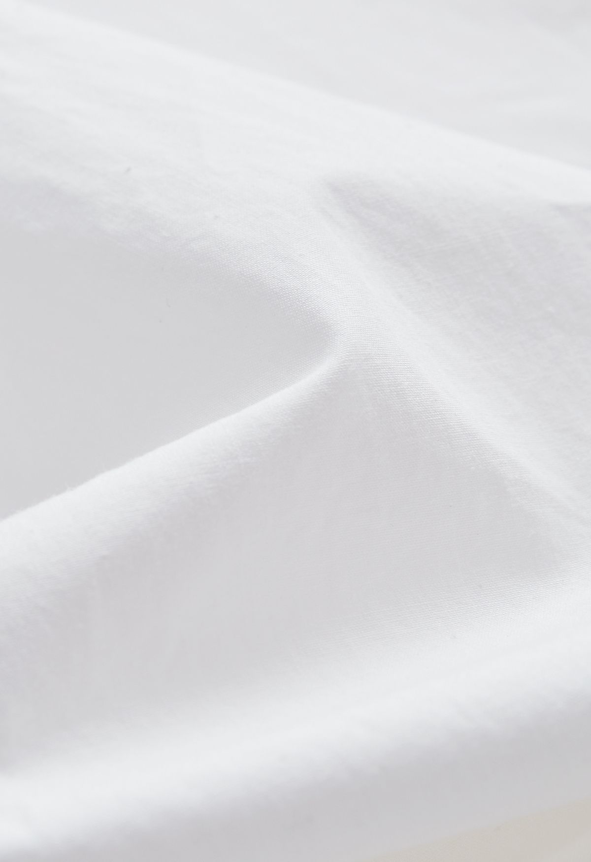 Chemise boutonnée en coton à manches avec cordon de serrage en blanc