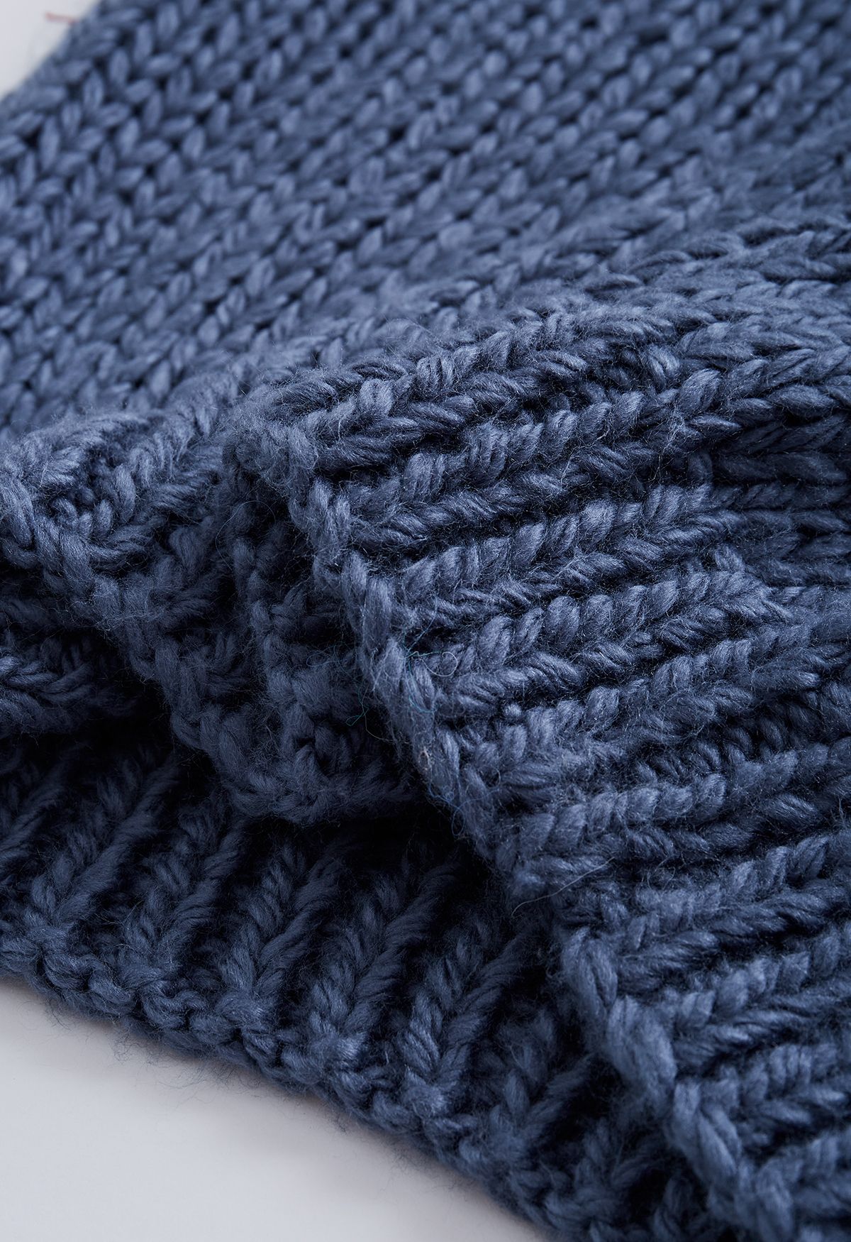 Pull tricoté à la main à manches pointelle et col haut en bleu poussiéreux