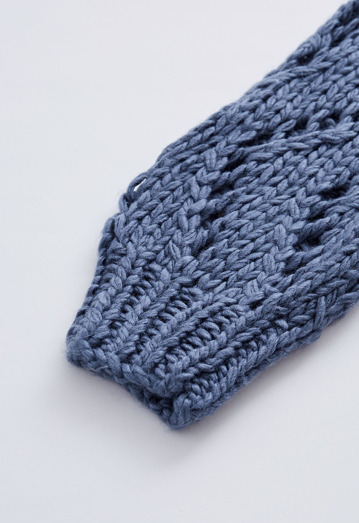 Pull tricoté à la main à manches pointelle et col haut en bleu poussiéreux
