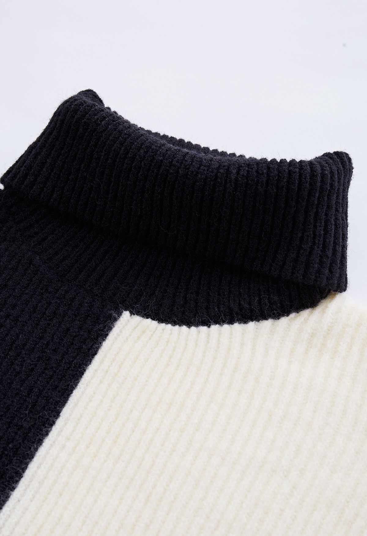 Pull en tricot épais bicolore à col roulé et revers