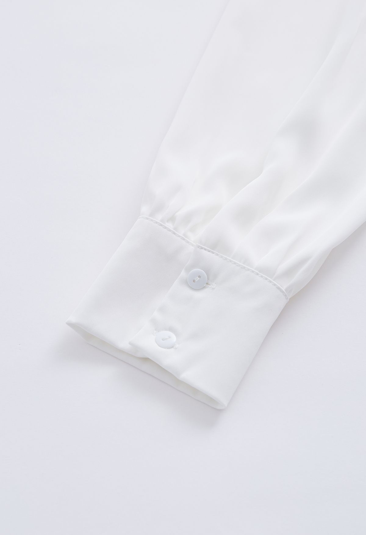 Chemise à nœud nacré finition satinée en blanc
