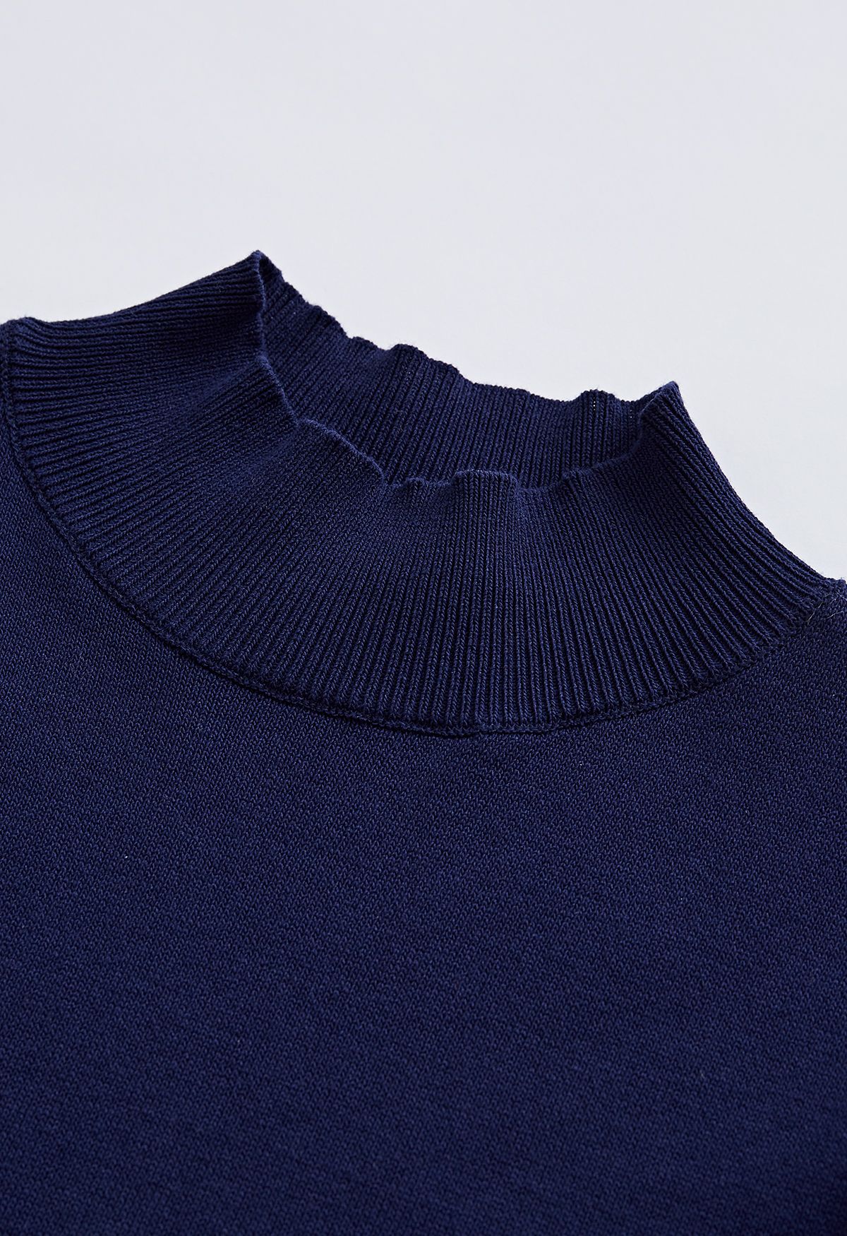 Haut en tricot épissé en satin à col montant en bleu marine