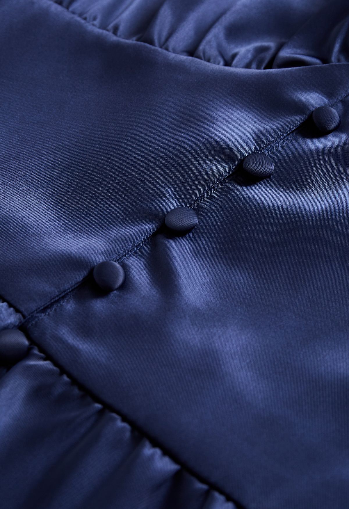 Robe mi-longue en satin boutonnée à manches bouffantes en bleu marine