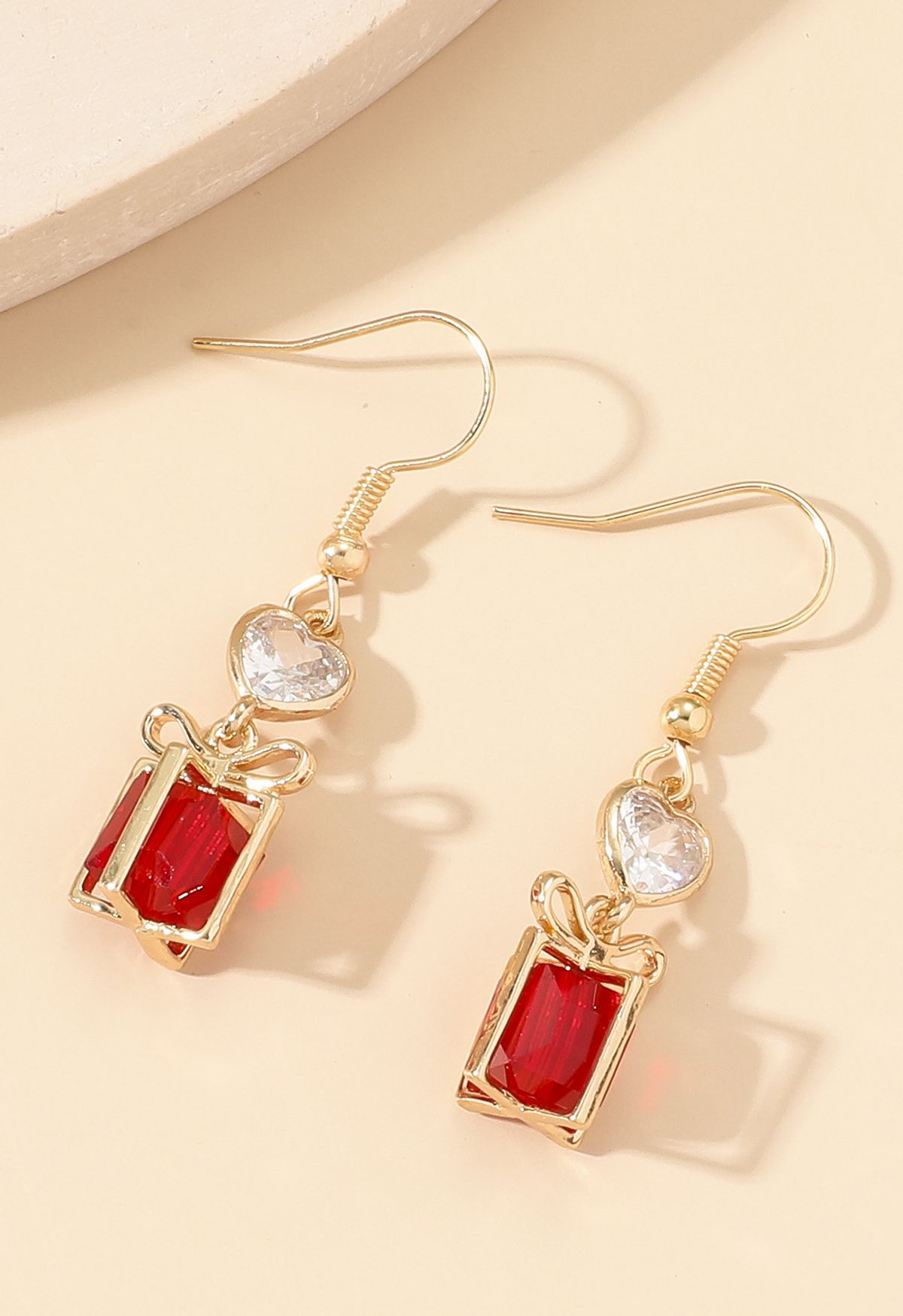 Boucles d'oreilles boîte-cadeau en cristal rouge avec garniture dorée
