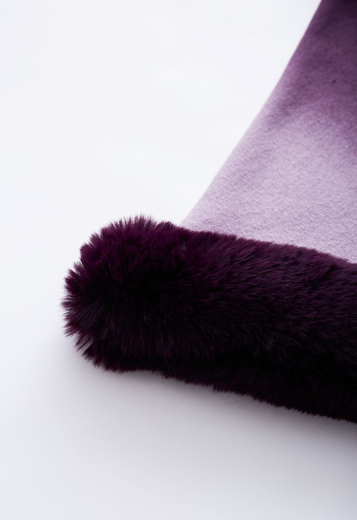Poncho tricoté violet à bords en fausse fourrure tie-dye