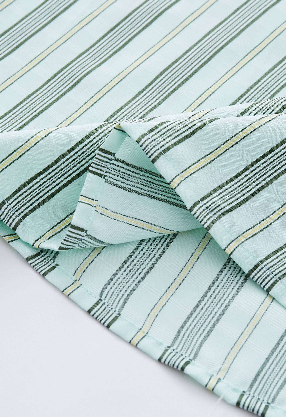 Chemise boutonnée à rayures verticales en vert
