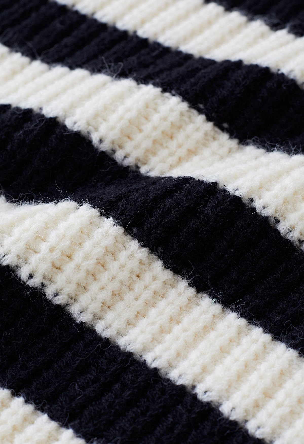 Pull en tricot rayé à écharpe amovible en noir