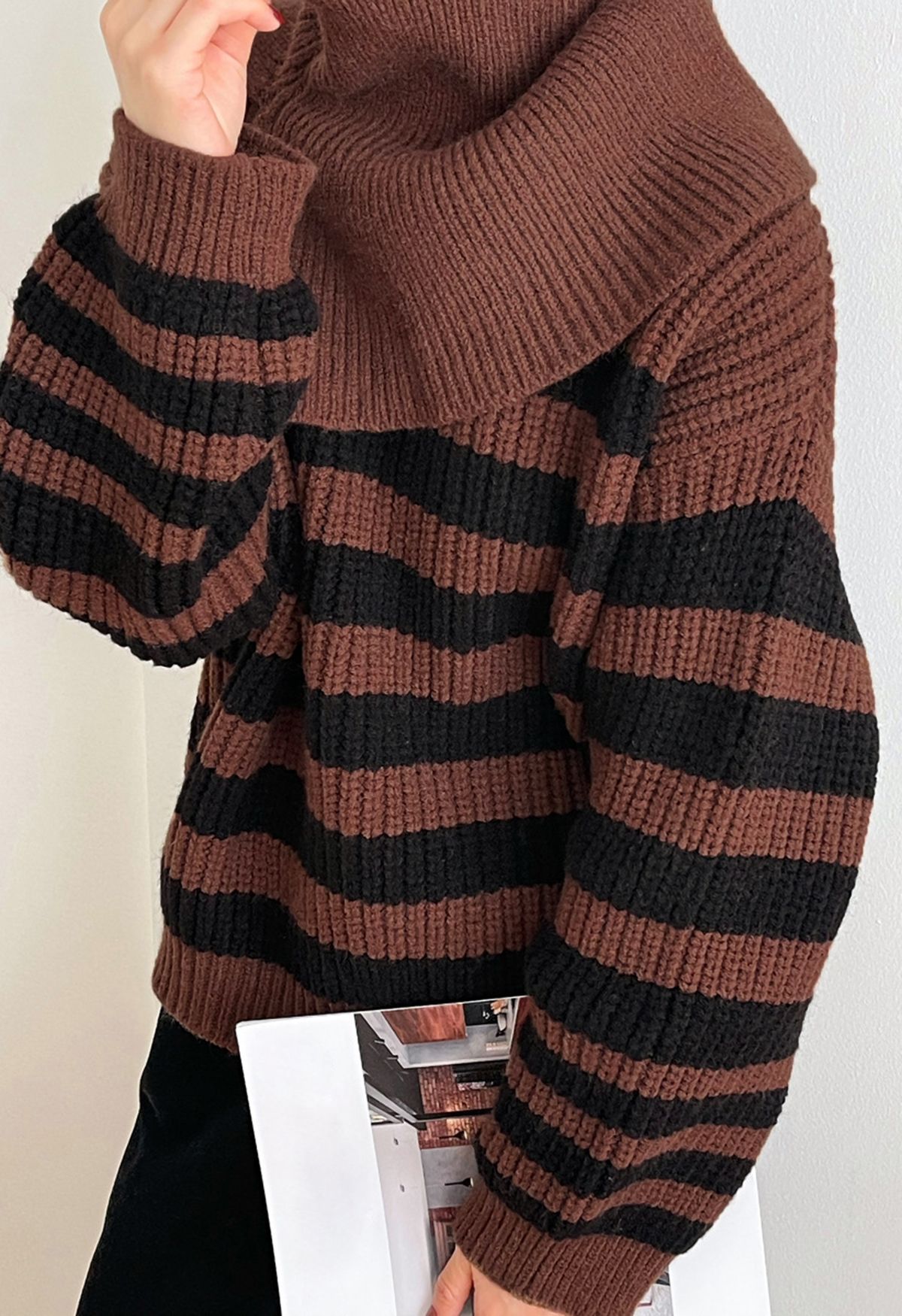 Pull en tricot rayé à écharpe amovible en marron