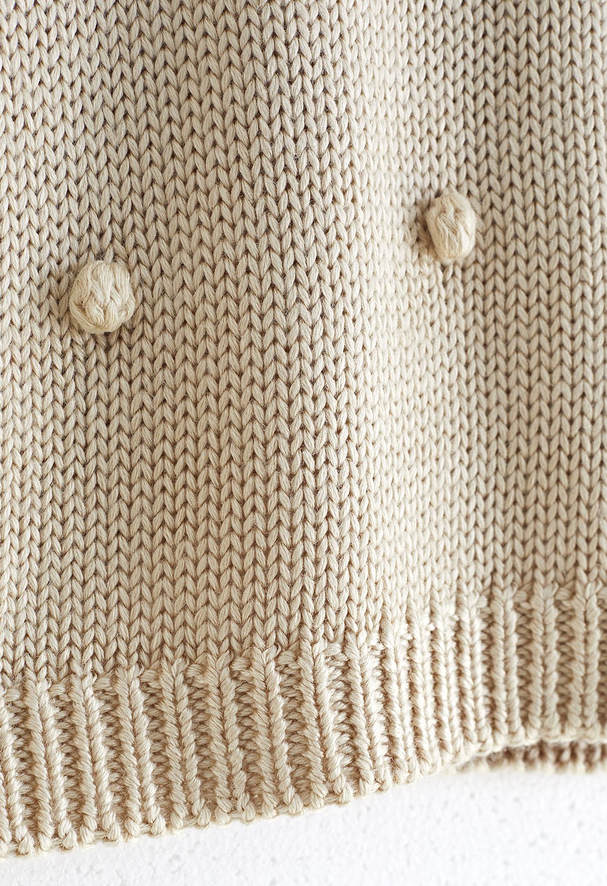 Pull tricoté à la main à pompons en crème pour enfants