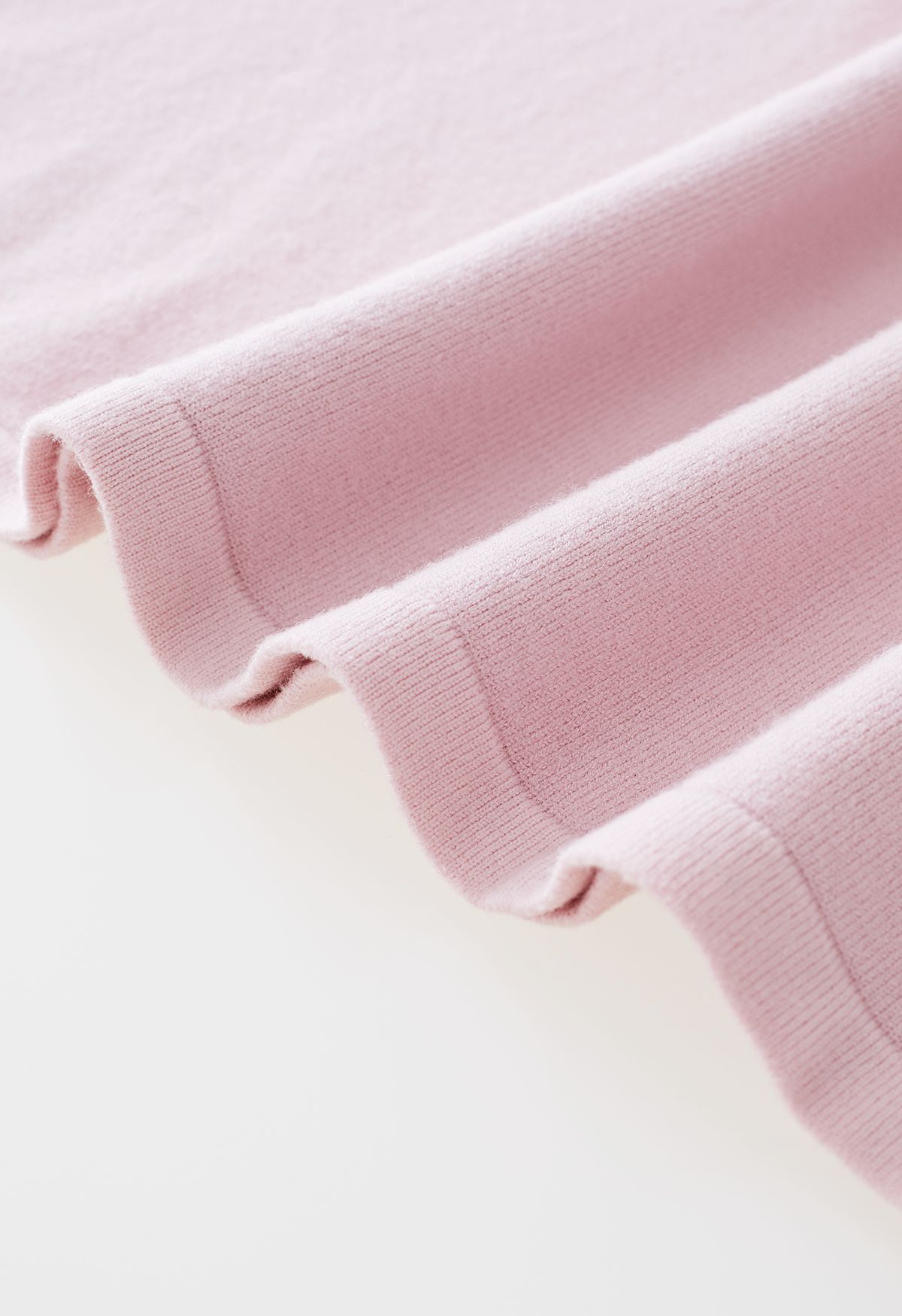 Robe en tricot boutonnée à la taille avec nœud papillon et encolure en V en rose