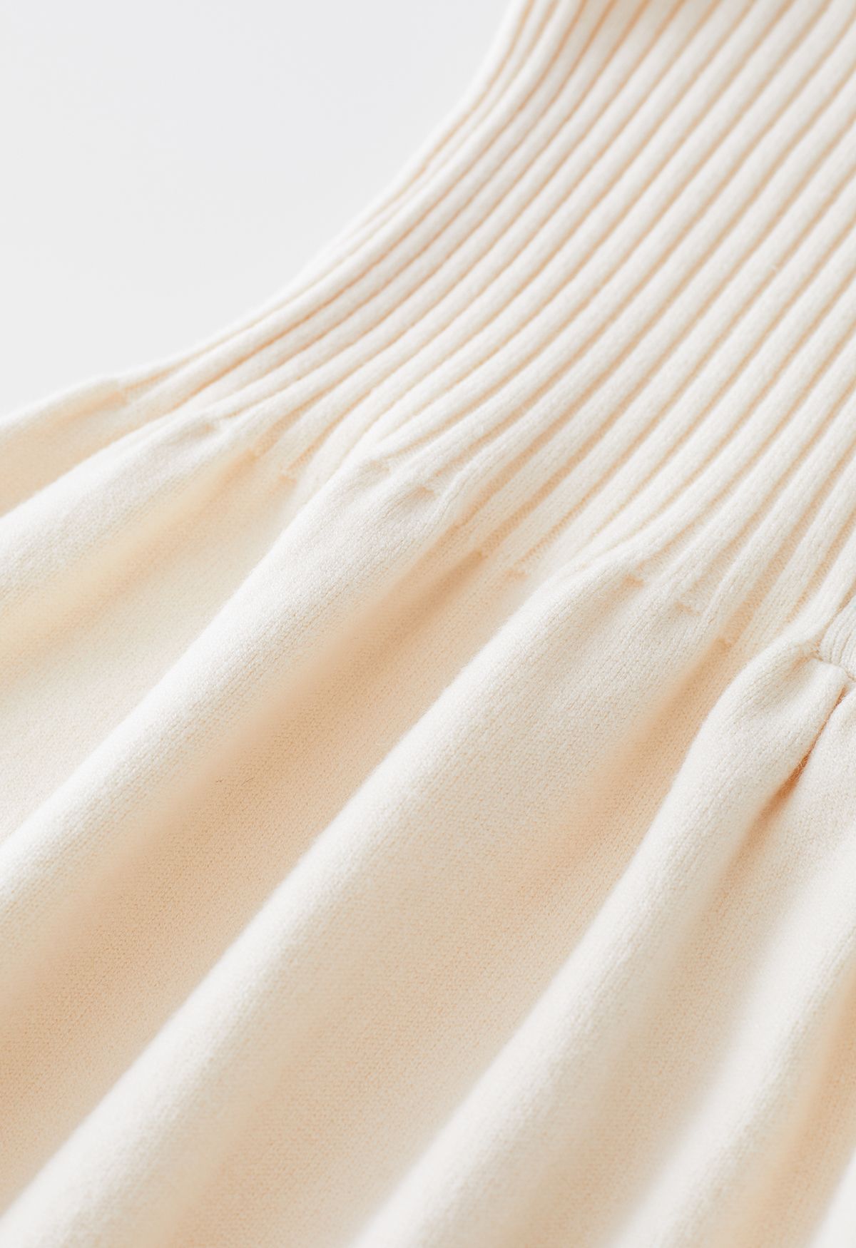 Robe en tricot boutonnée à la taille avec nœud papillon et encolure en V en crème