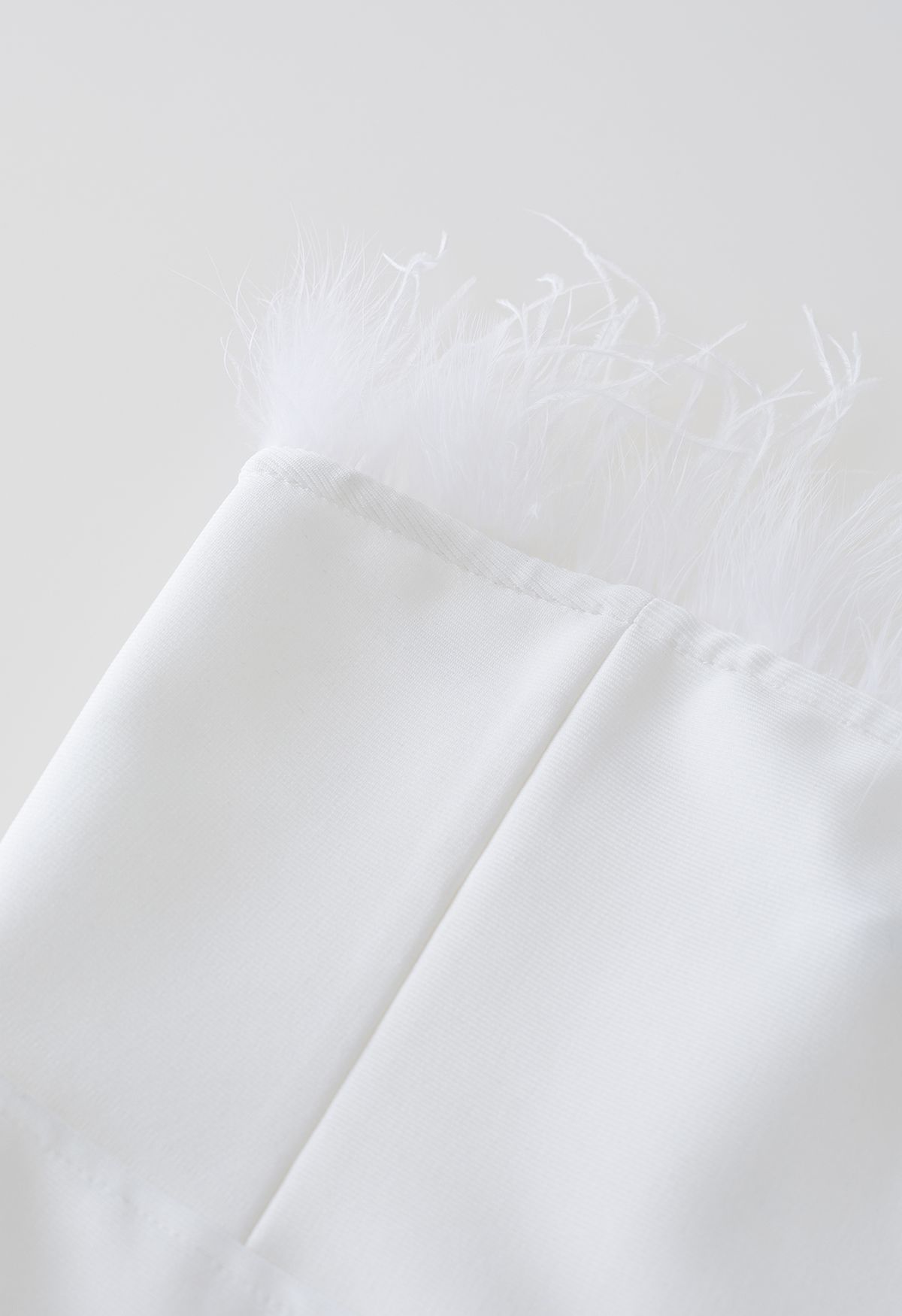 Robe de cocktail tube moulante bordée de plumes en blanc