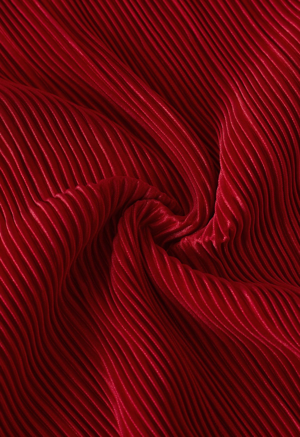 Robe mi-longue plissée à épaules dénudées et dos ouvert en rouge
