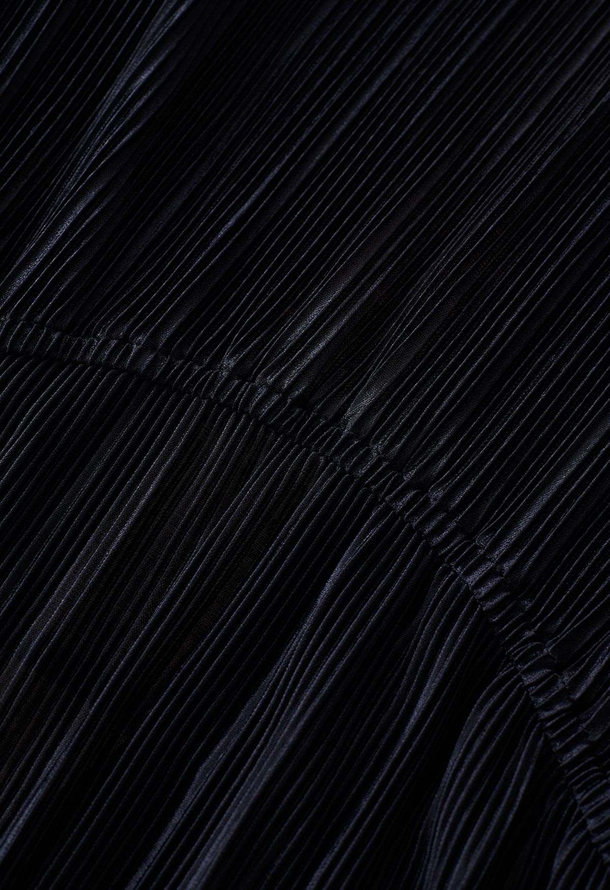 Robe mi-longue plissée à épaules dénudées et dos ouvert en noir