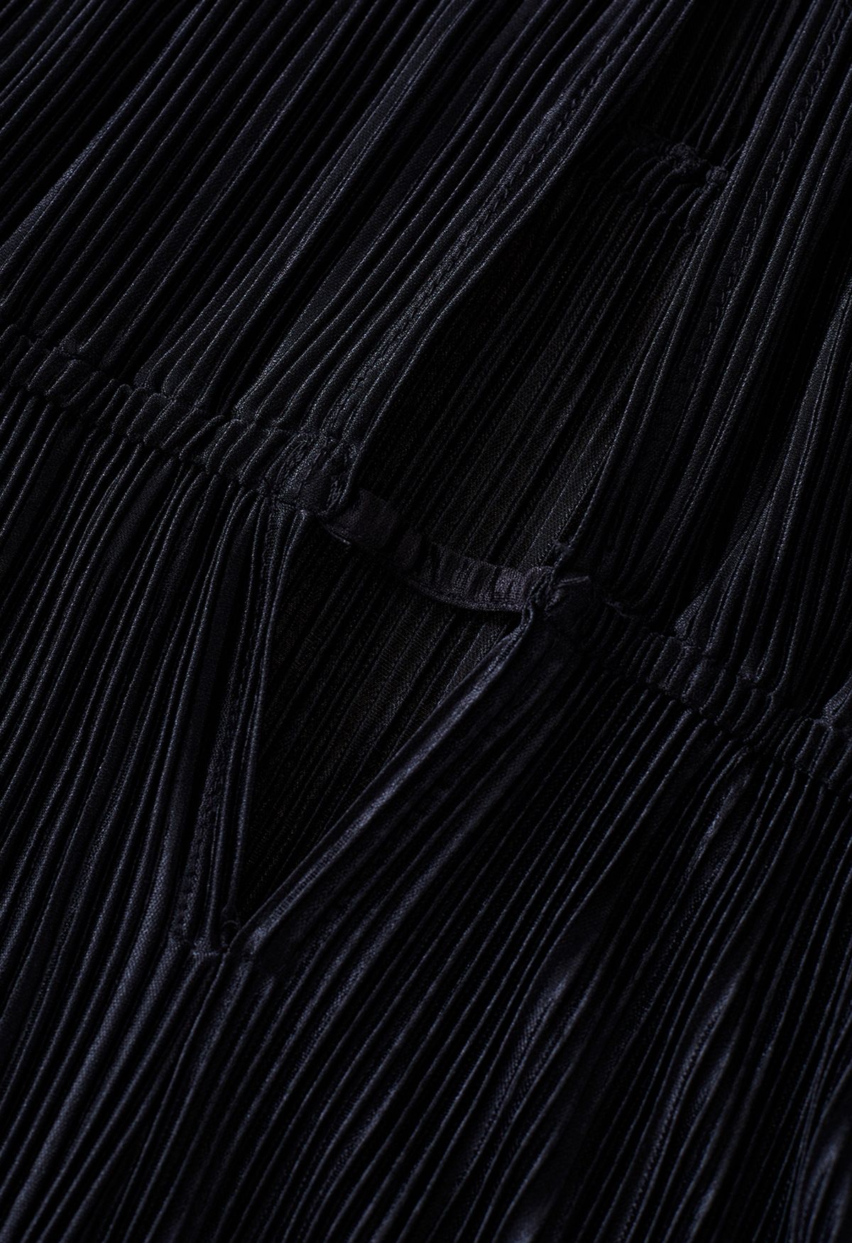 Robe mi-longue plissée à épaules dénudées et dos ouvert en noir