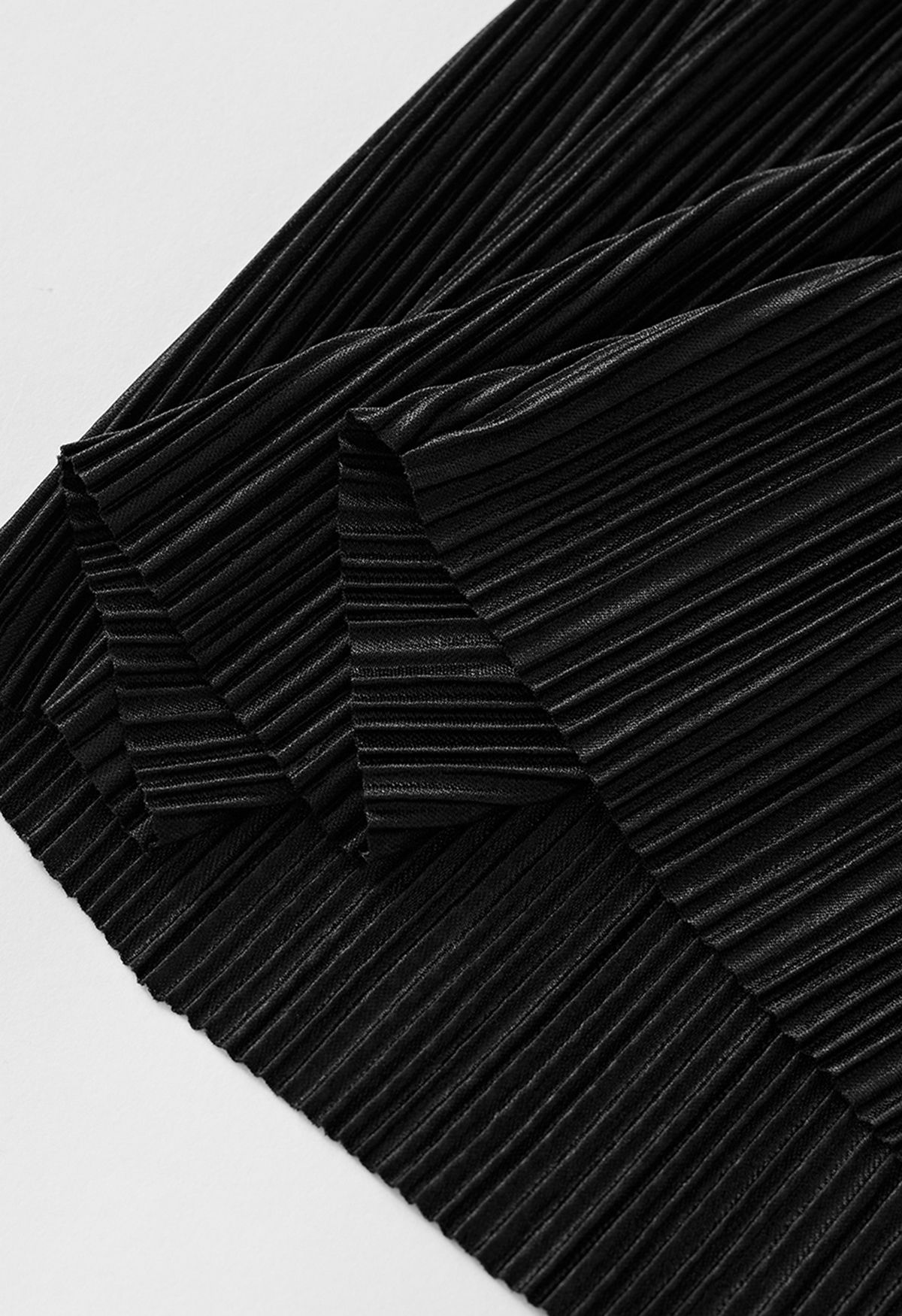 Robe plissée à coupe brute et découpe en noir