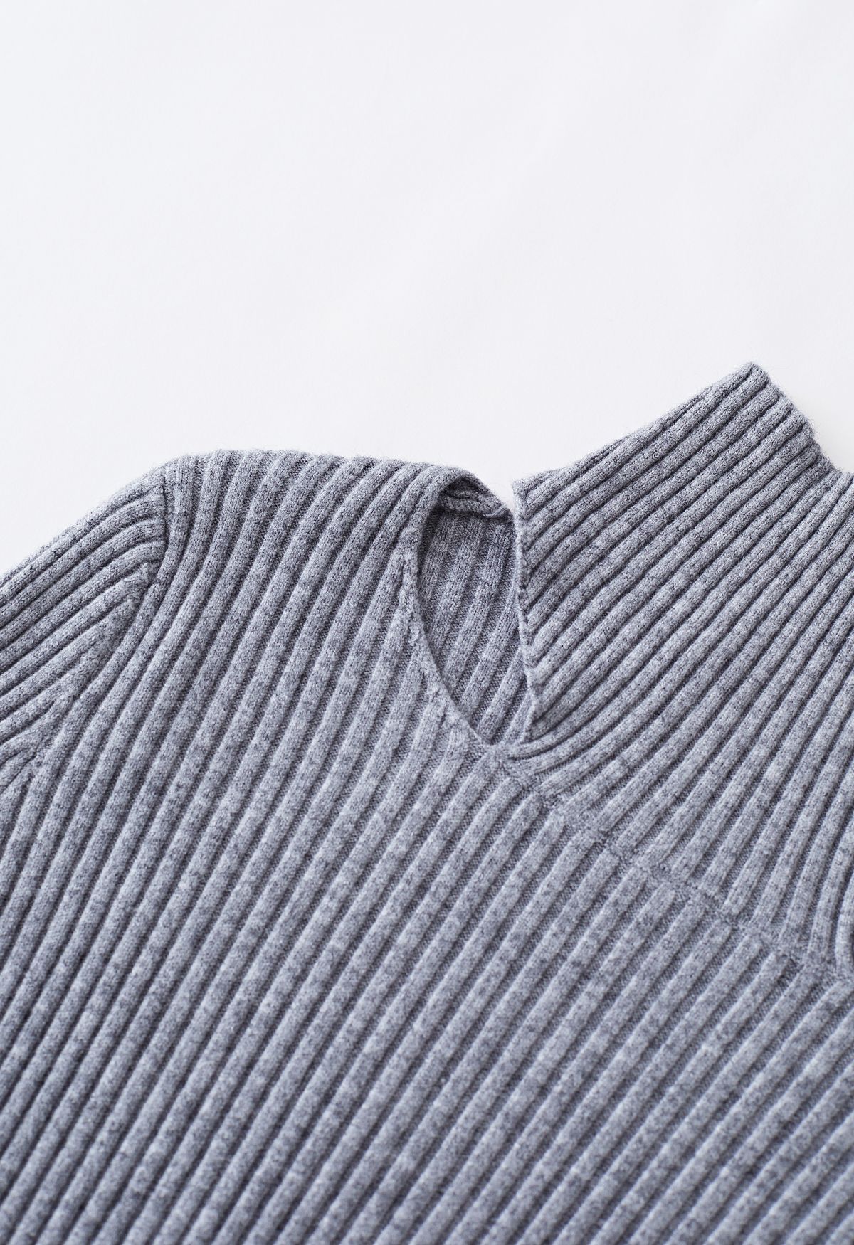 Haut en tricot côtelé à col montant et découpe en gris
