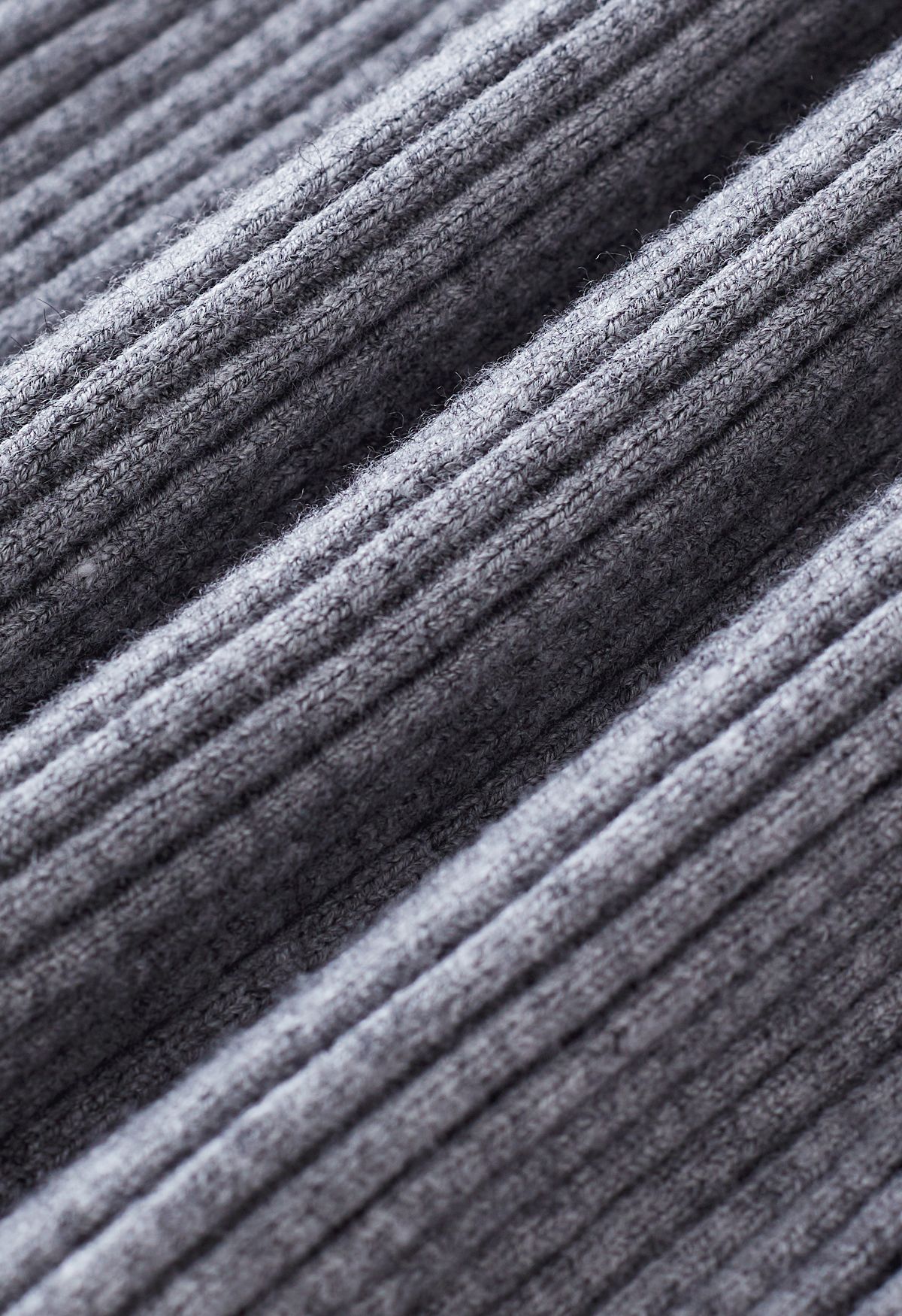 Haut en tricot côtelé à col montant et découpe en gris