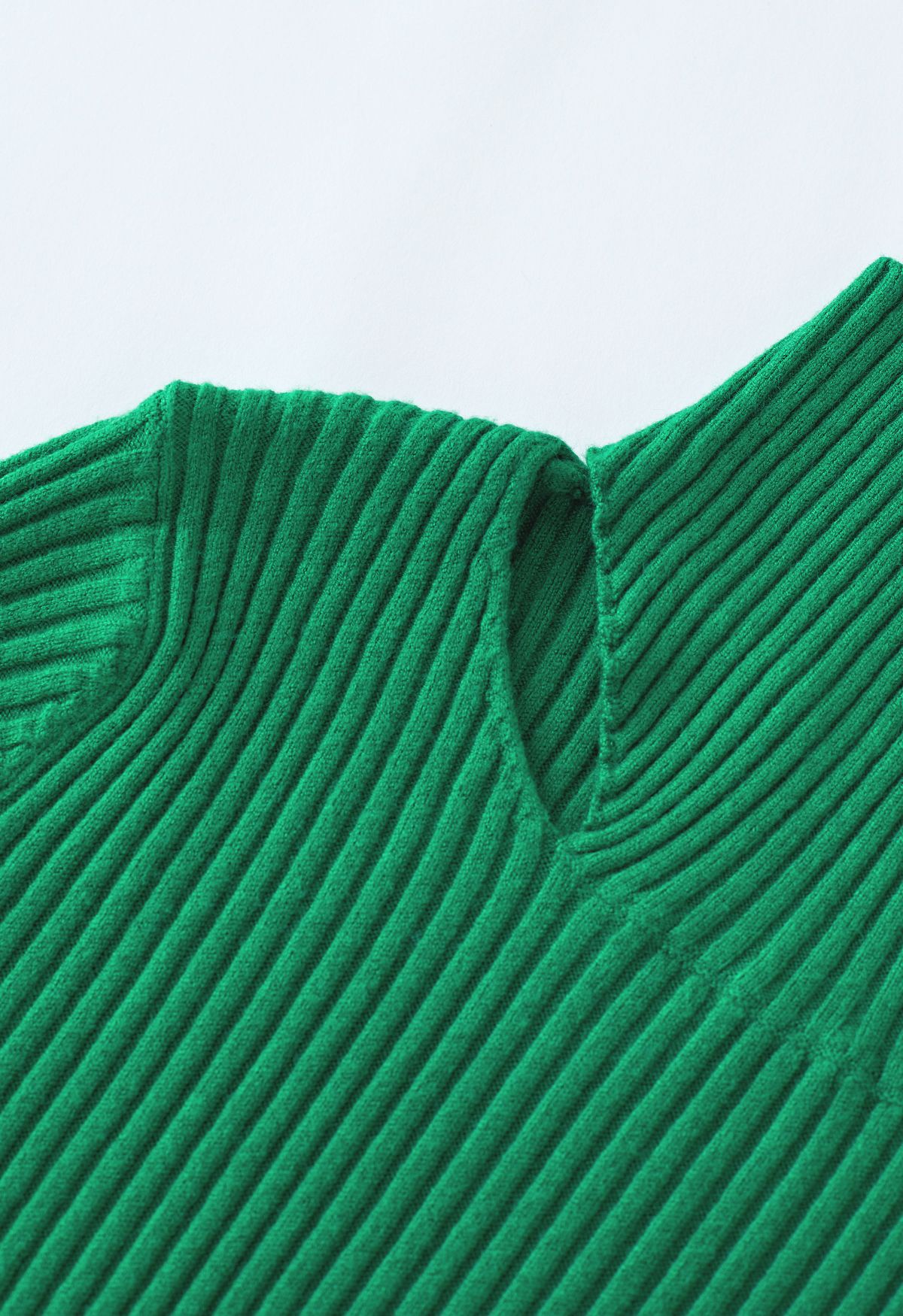 Haut en tricot côtelé à col montant et découpe en vert