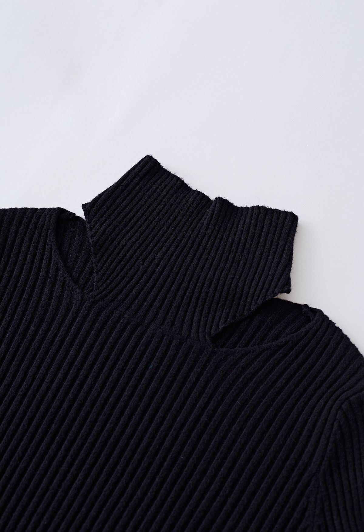 Haut en tricot côtelé à col montant et découpe en noir