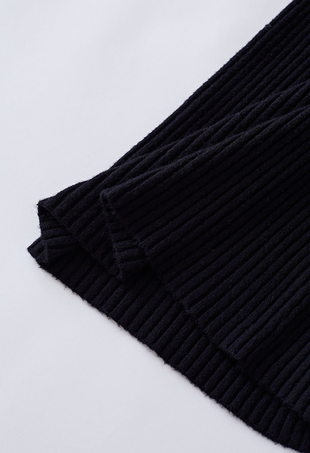 Haut en tricot côtelé à col montant et découpe en noir