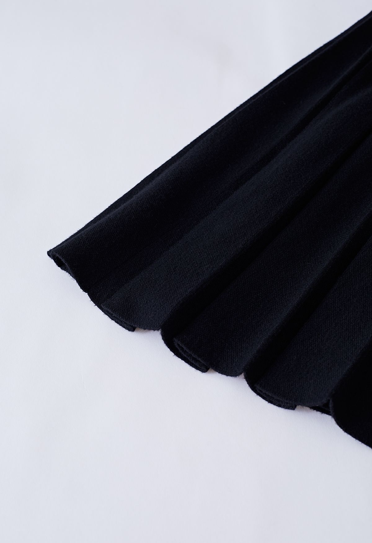 Jupe mi-longue en maille plissée boutonnée en noir