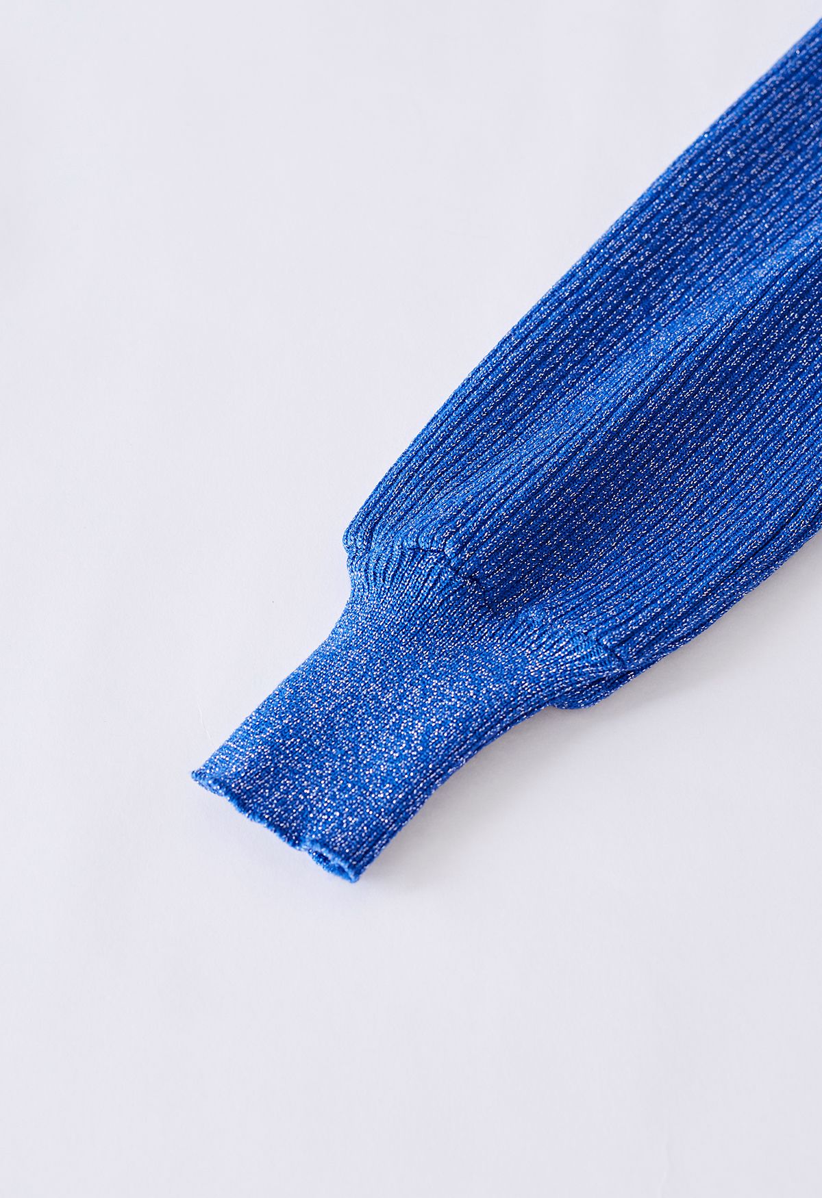 Ensemble en maille cache-coeur côtelé scintillant et jupe plissée en bleu