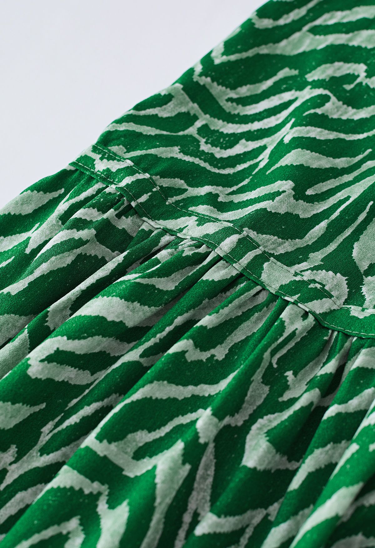 Robe mi-longue à col en V et imprimé zèbre en vert