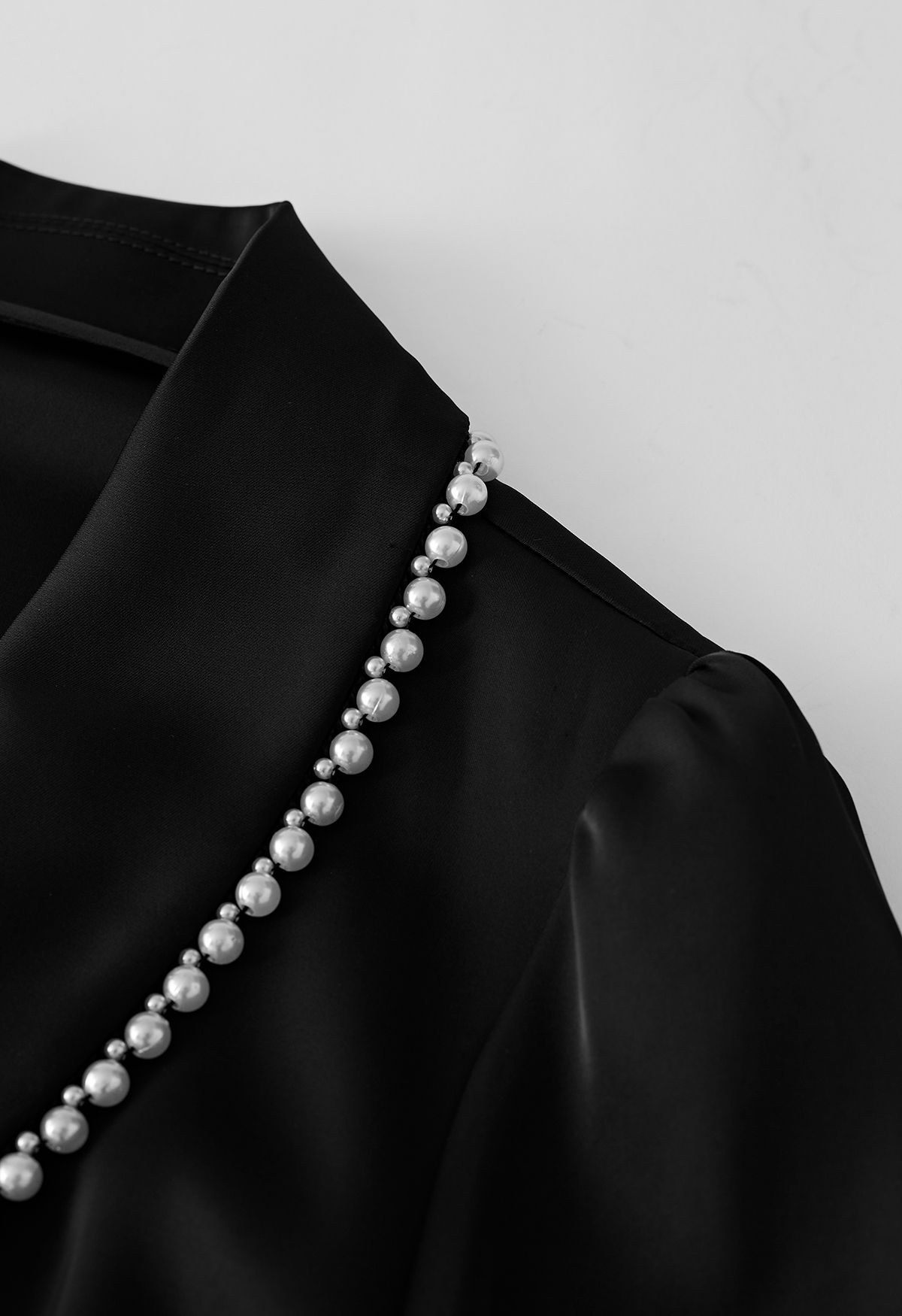 Robe mi-longue en satin enveloppée de perles en noir
