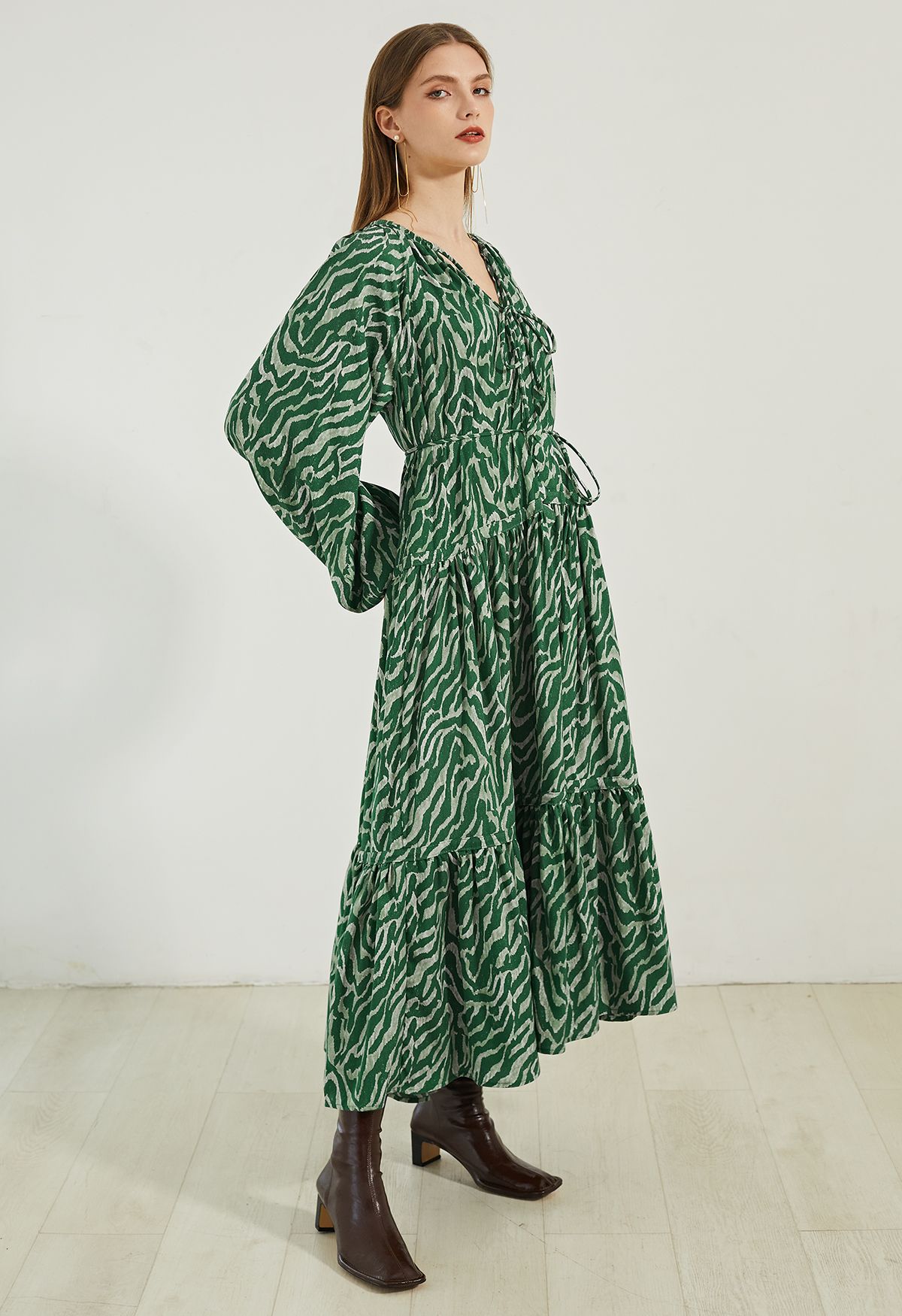 Robe mi-longue à col en V et imprimé zèbre en vert