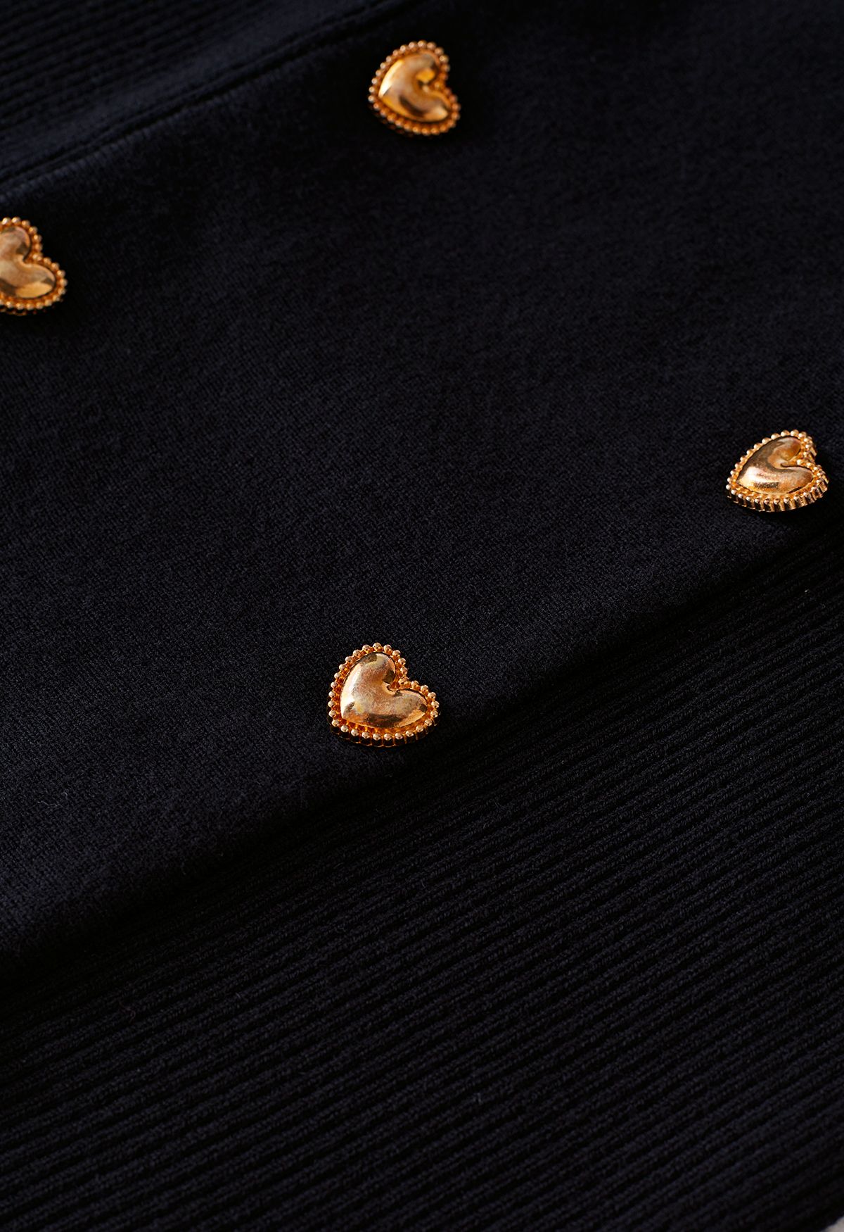 Haut en tricot à col carré et boutons en forme de cœur en noir