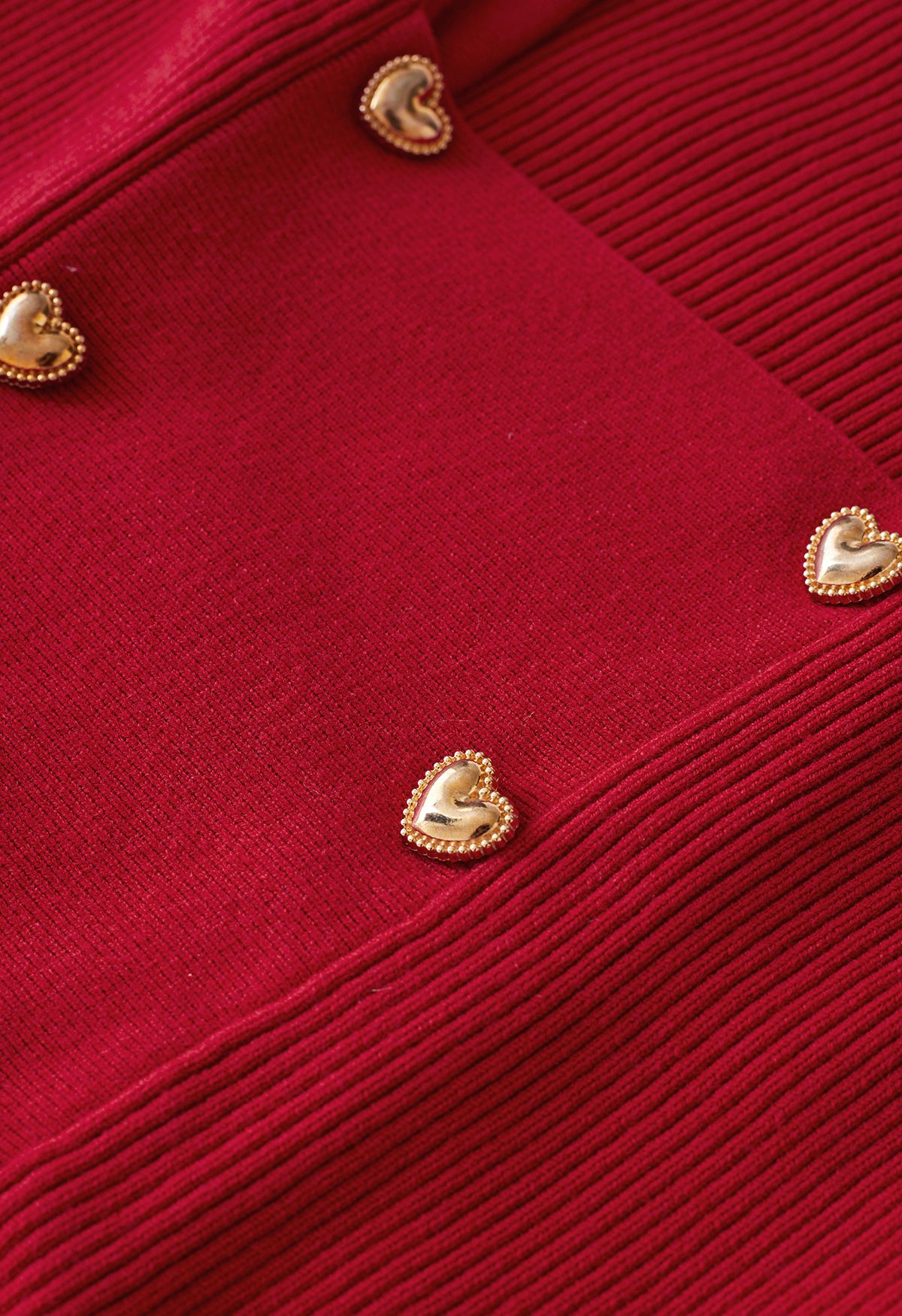 Haut en tricot à col carré et boutons en forme de cœur en rouge