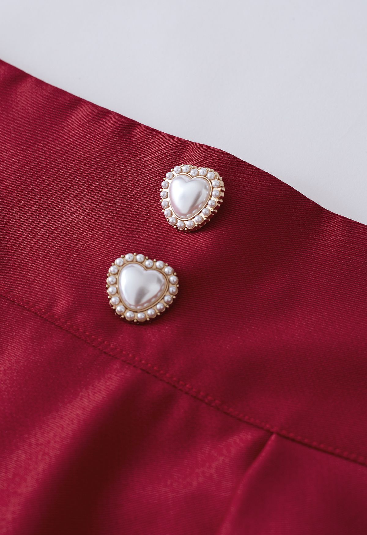 Jupe mi-longue trapèze boutonnée en forme de cœur perlé en rouge