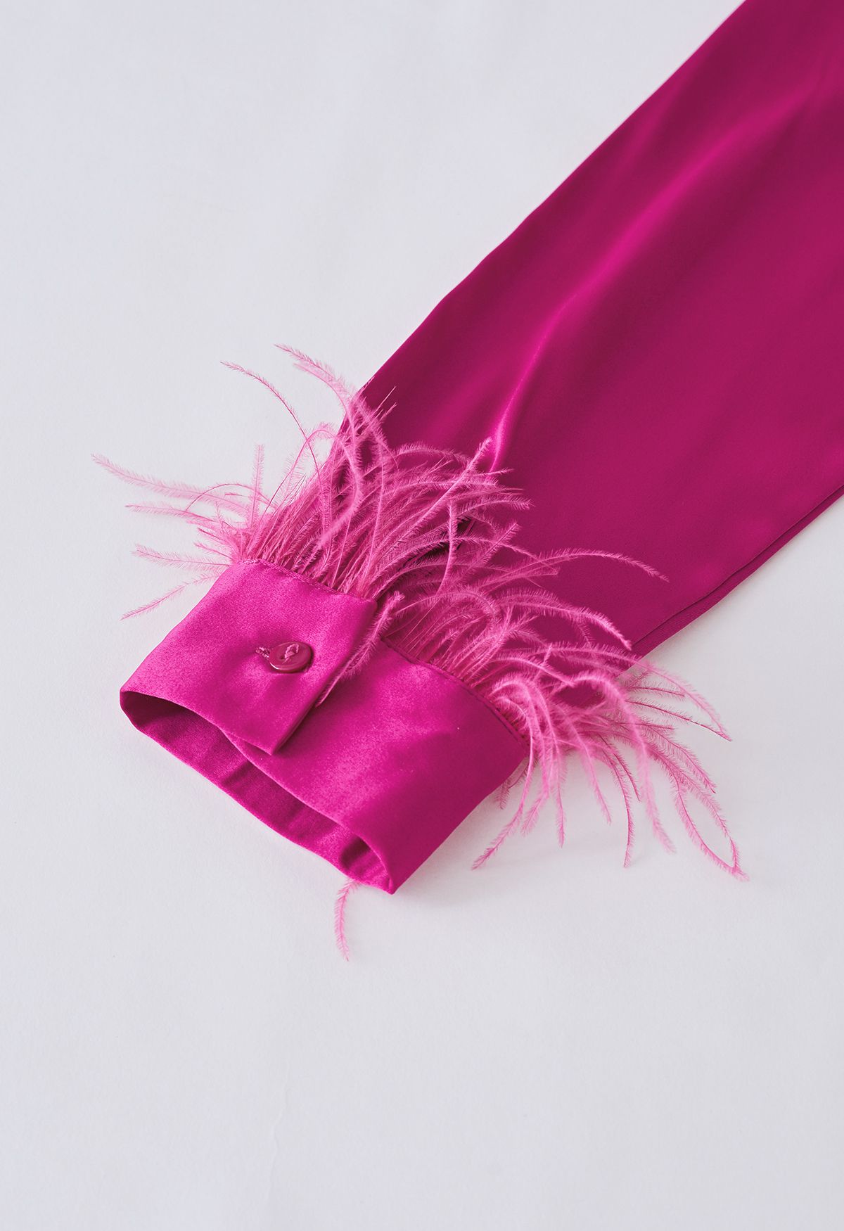 Chemise en satin avec bordure en plumes et poignets en rose vif