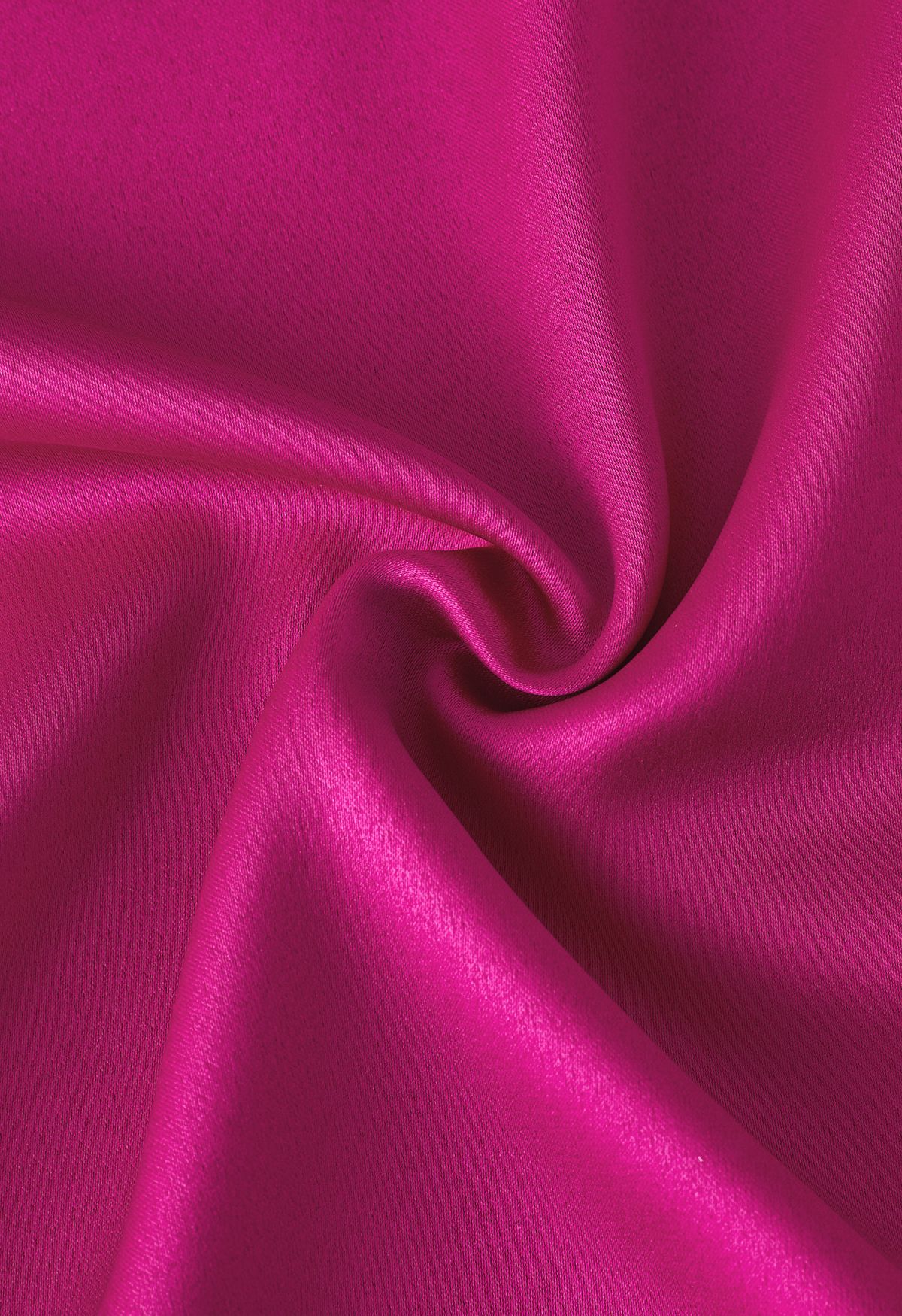 Chemise en satin avec bordure en plumes et poignets en rose vif